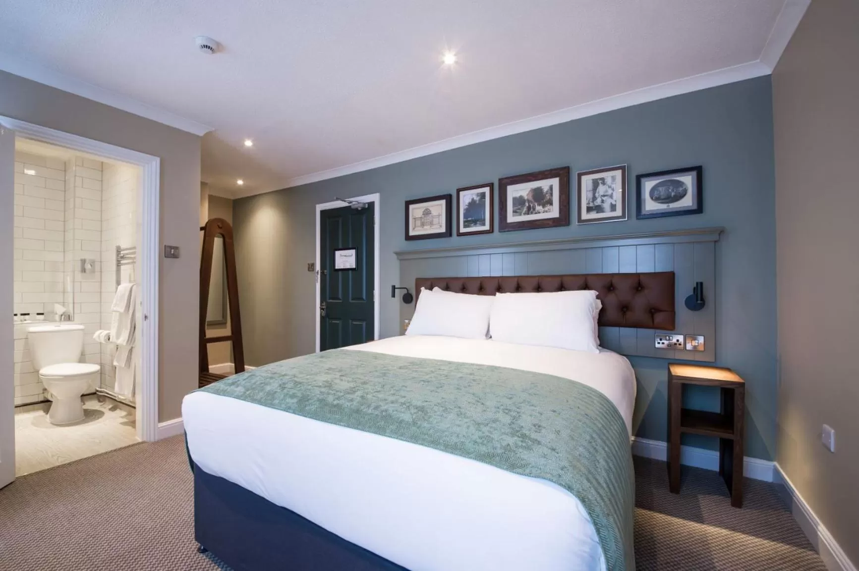 Photo of the whole room, Bed in The Old Gate Inn by Innkeeper's Collection