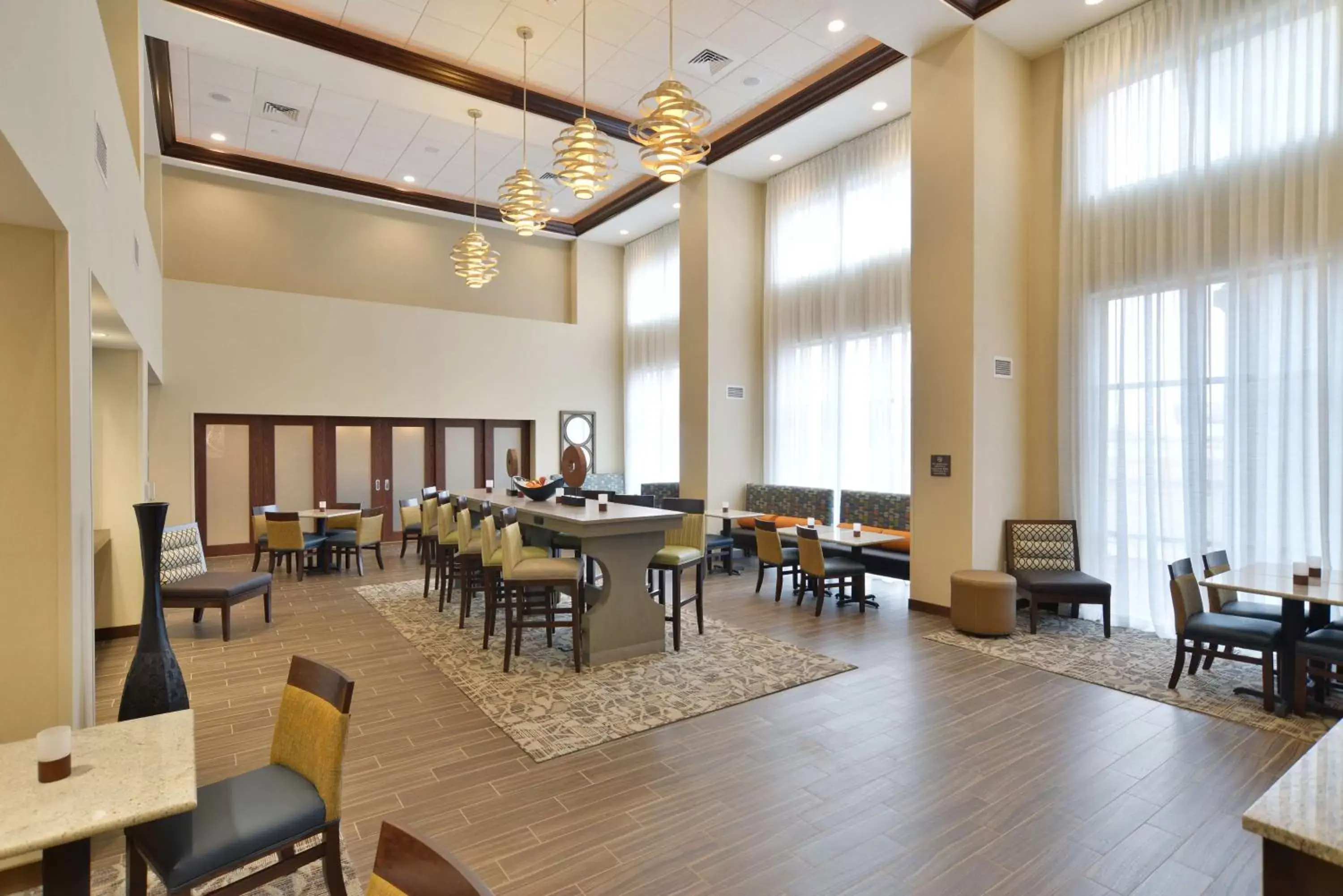 Seating area, Restaurant/Places to Eat in Hampton Inn & Suites Chippewa Falls