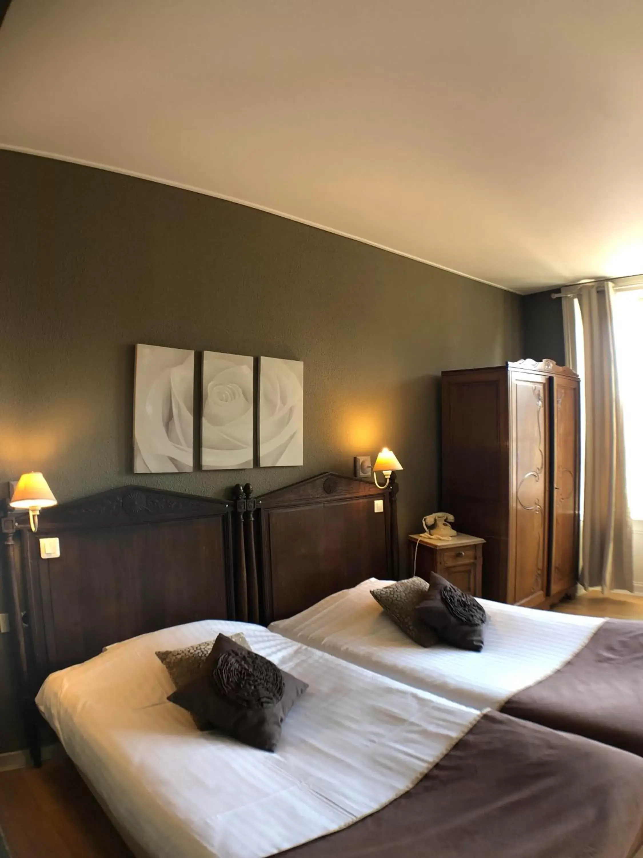 Photo of the whole room, Bed in The Originals City, Hôtel de la Balance, Montbéliard