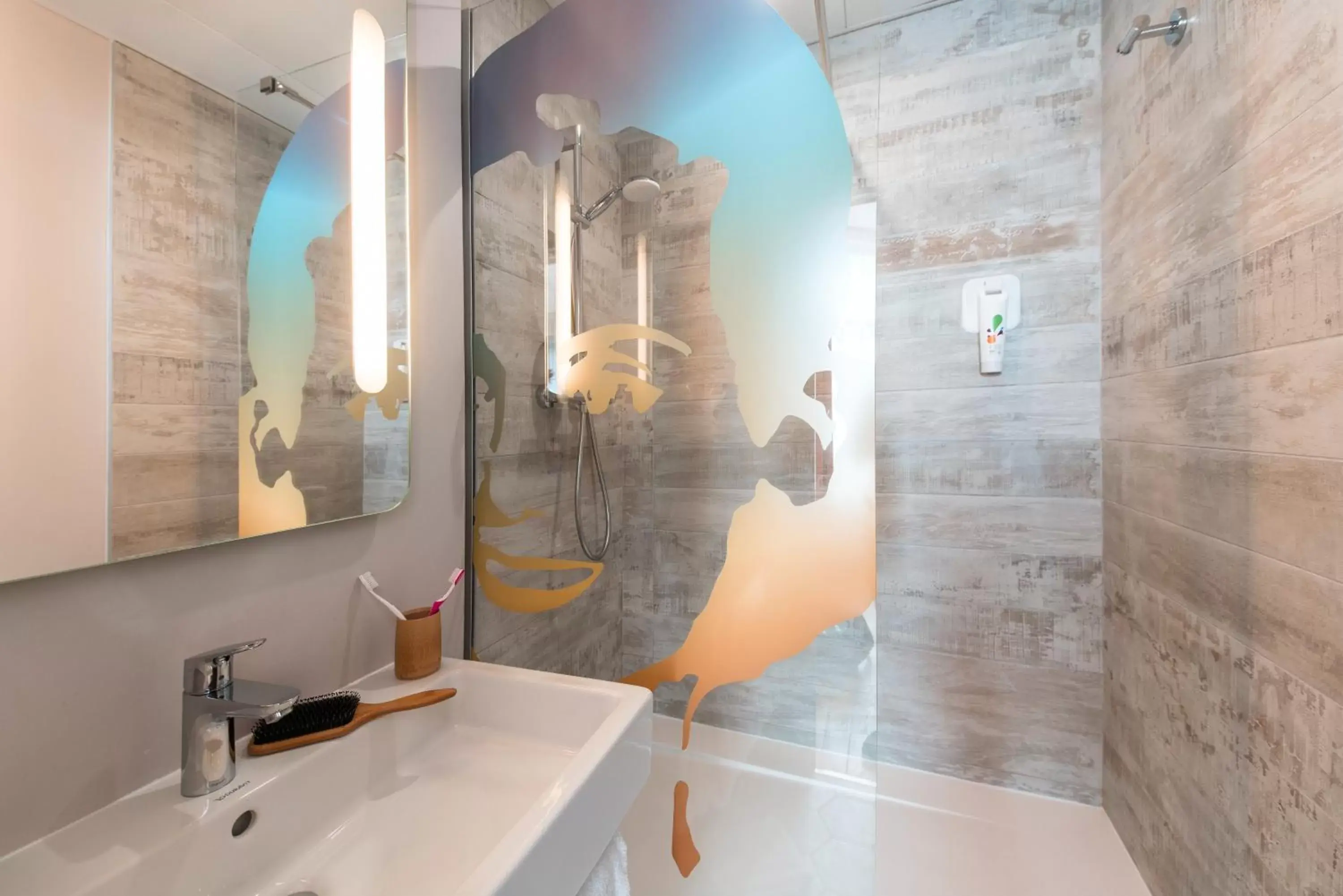 Bathroom in Ibis Styles Hyères Rooftop & Spa