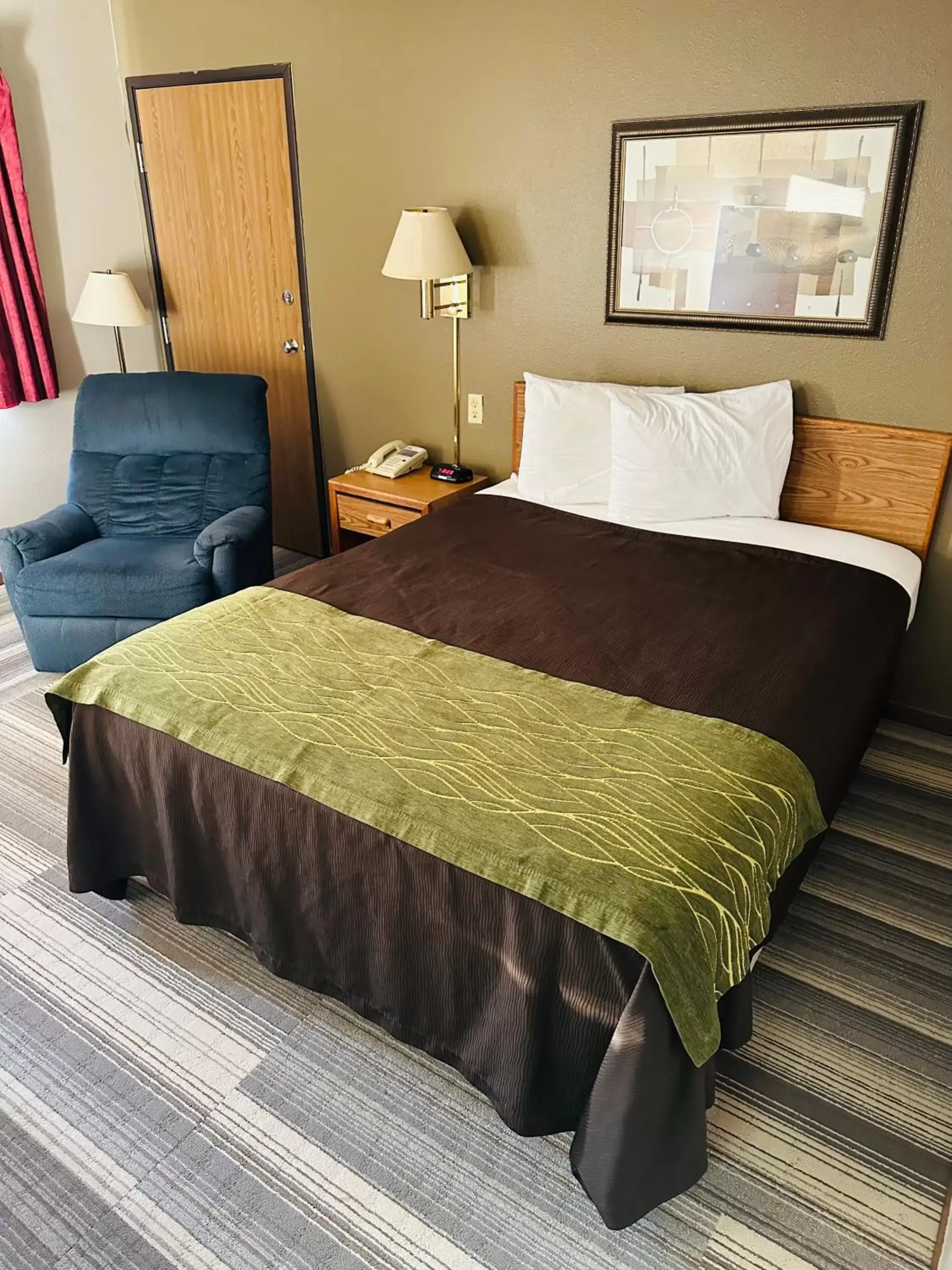 Queen Room - Disability Access in Arlington Inn Queen Room - Disability Access in Arlington Inn