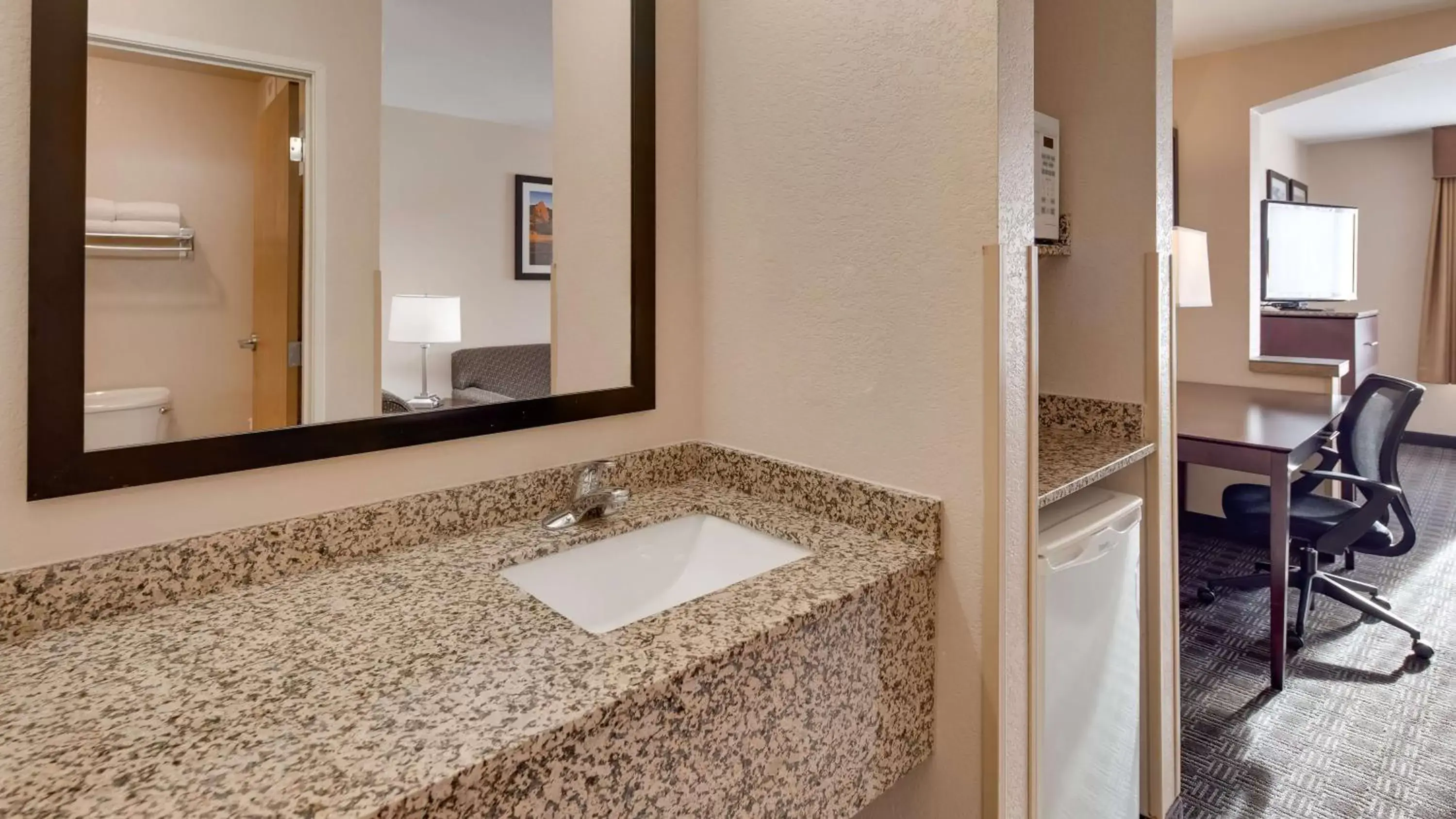 Photo of the whole room, Bathroom in Best Western Plus Gateway Inn & Suites - Aurora