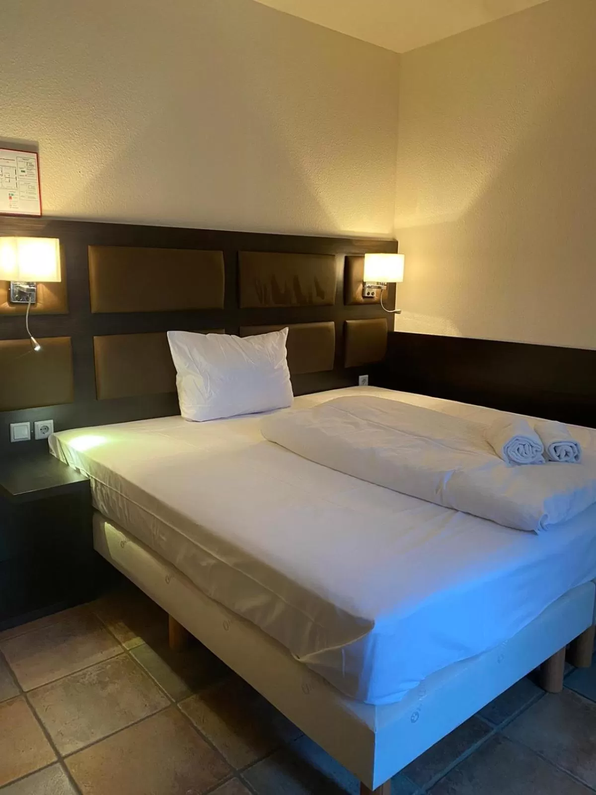 Bed in Vintage Hotel Köln Pulheim - Kostenlose Parkplätze