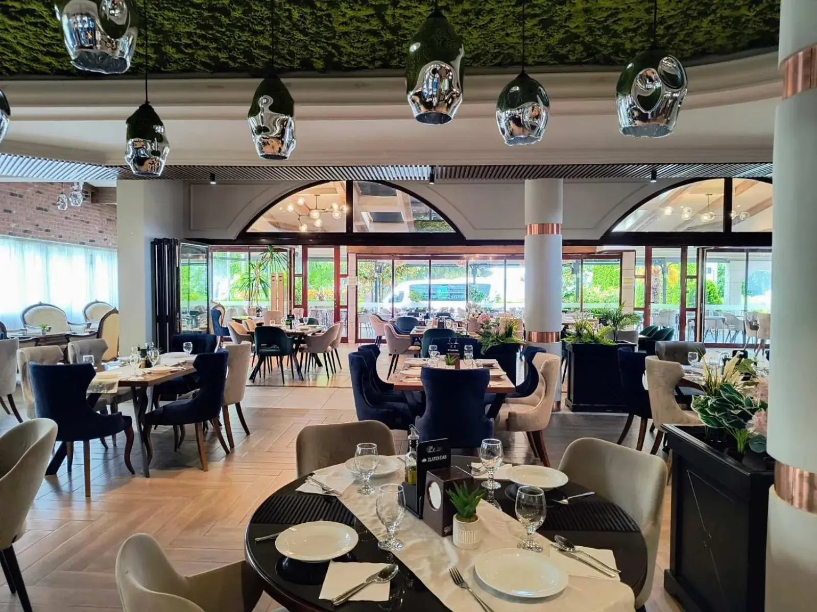 Restaurant/places to eat in Millenium Palace Restaurant/places to eat in Millenium Palace