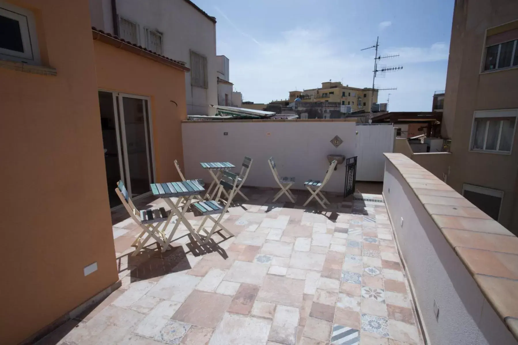 Property building, Balcony/Terrace in Coraje Room & Breakfast