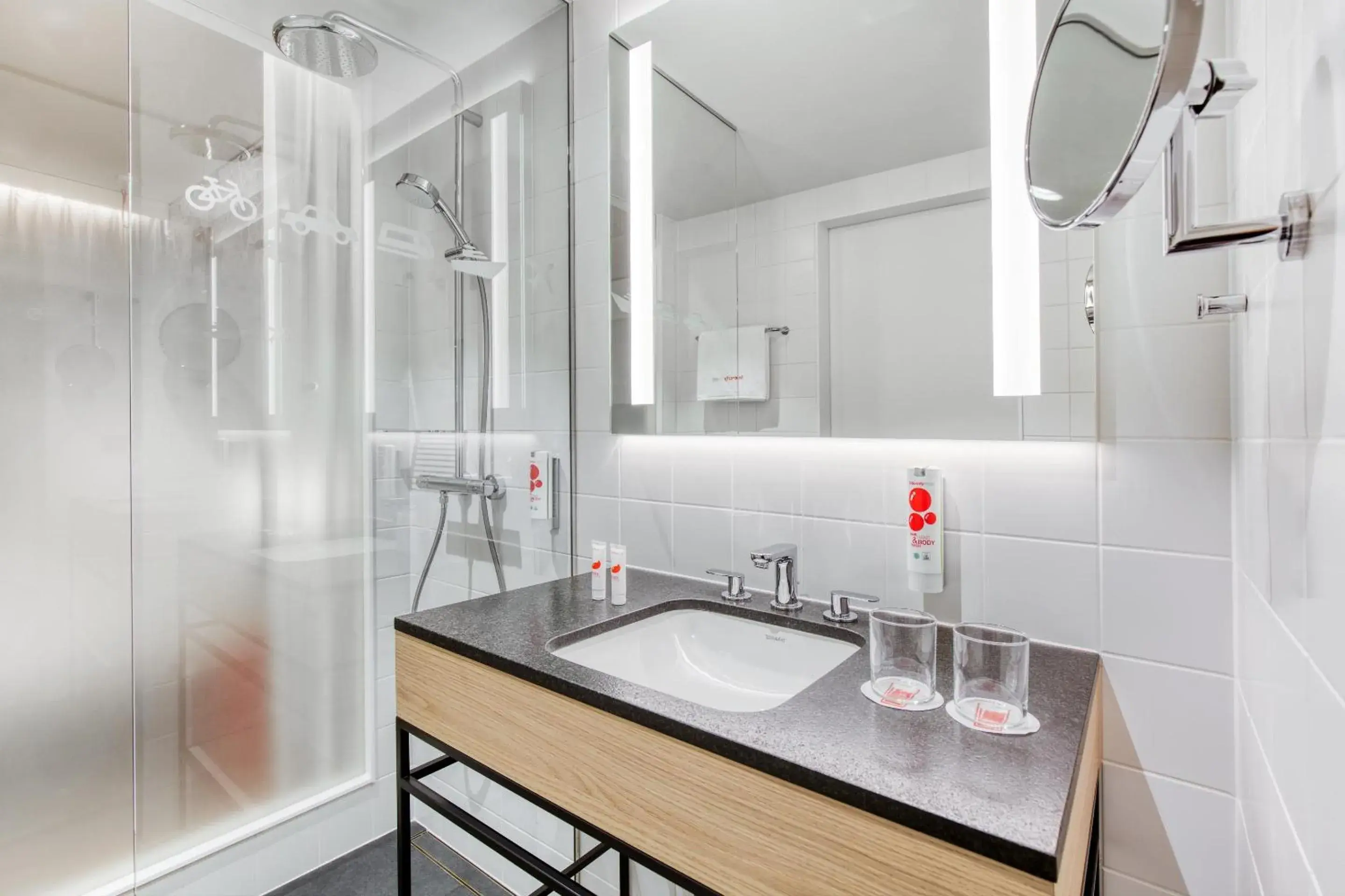 Bathroom in IntercityHotel Hannover Hauptbahnhof-Ost