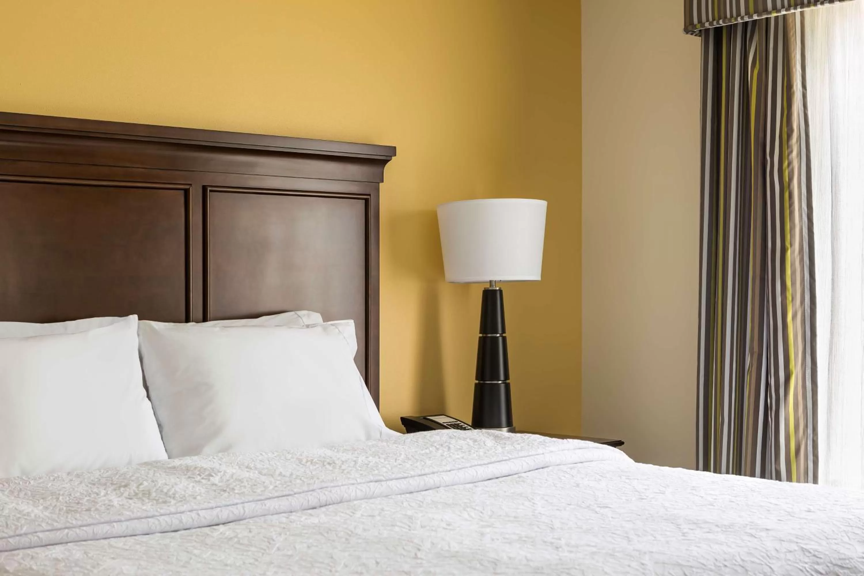 Bed in Hampton Inn & Suites Philadelphia Montgomeryville