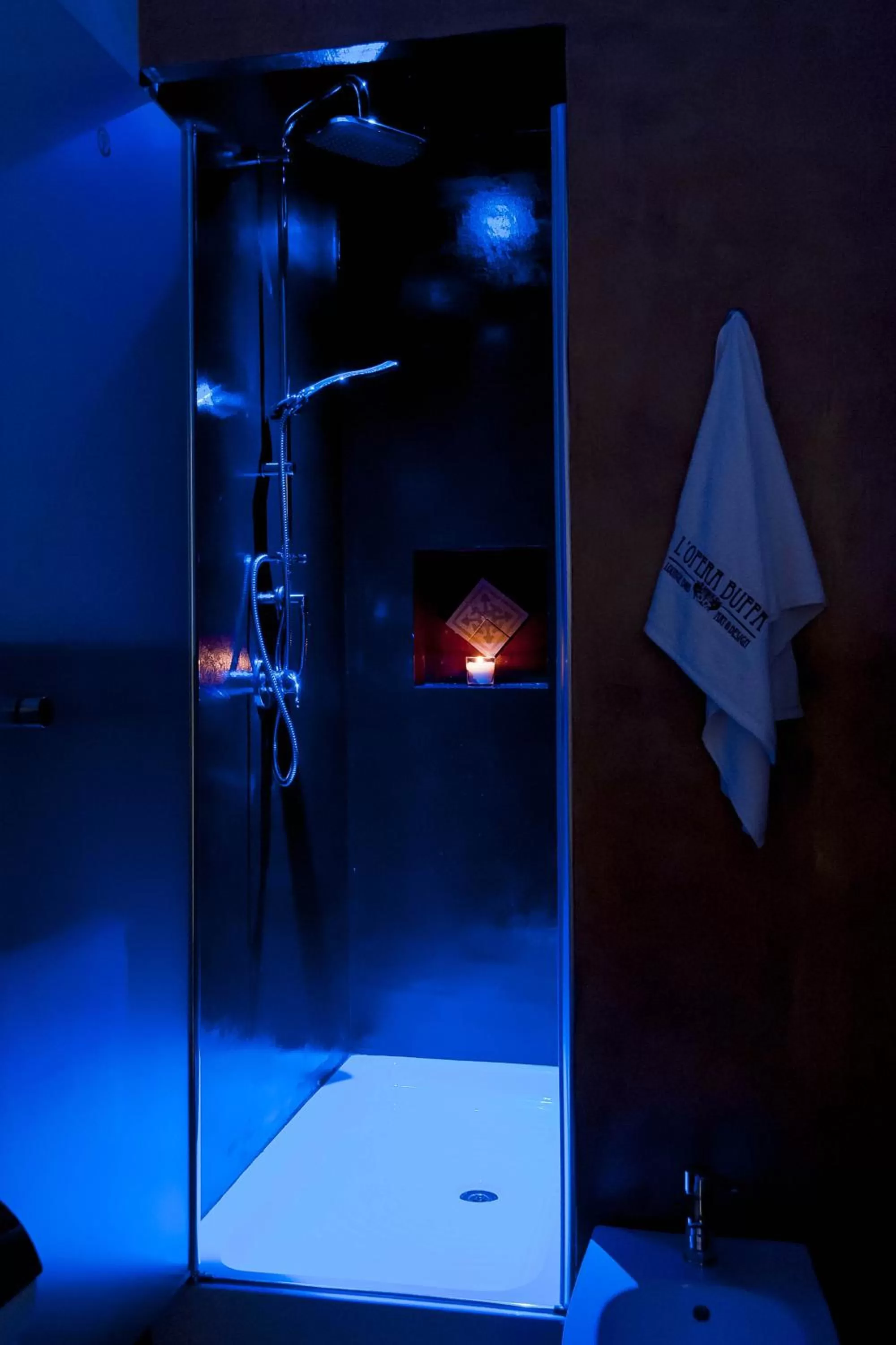 Shower in L'Opera Buffa