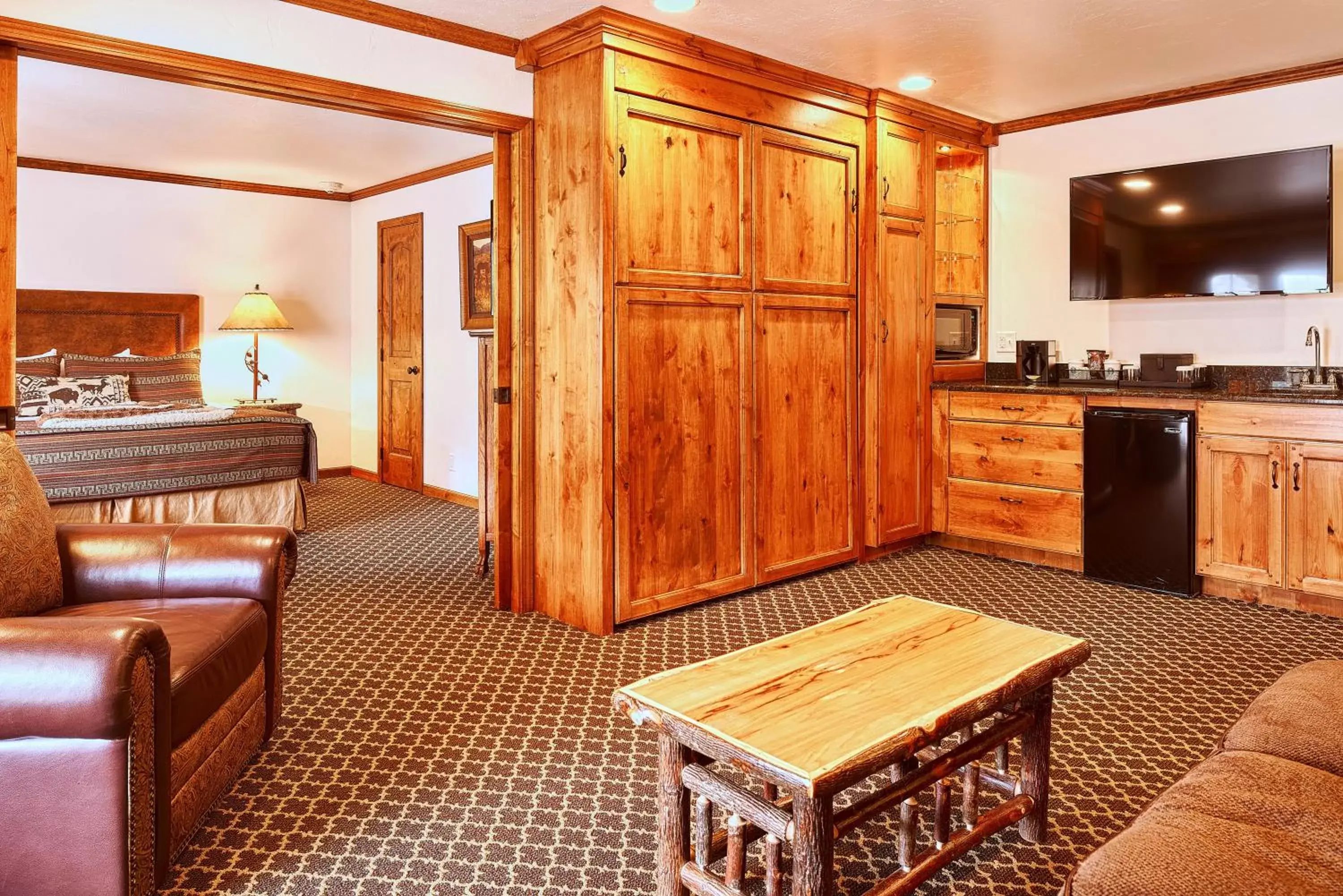 Living room in Parkway Inn of Jackson Hole