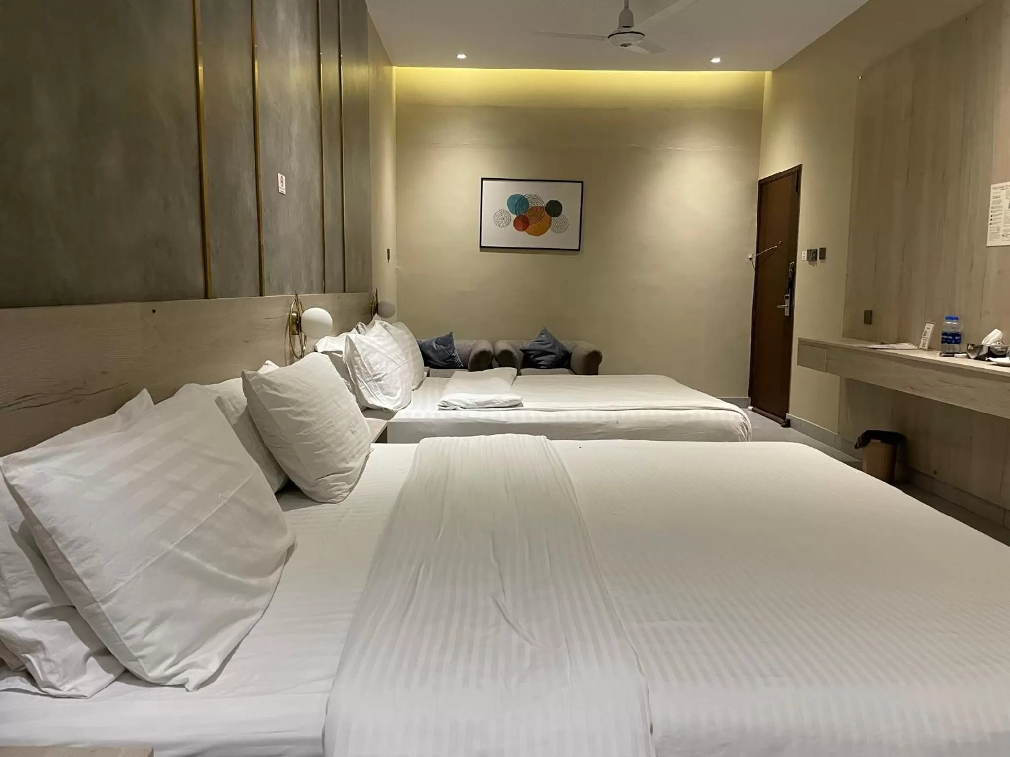 Photo of the whole room, Bed in Hamsun Shahrah-e-Faisal