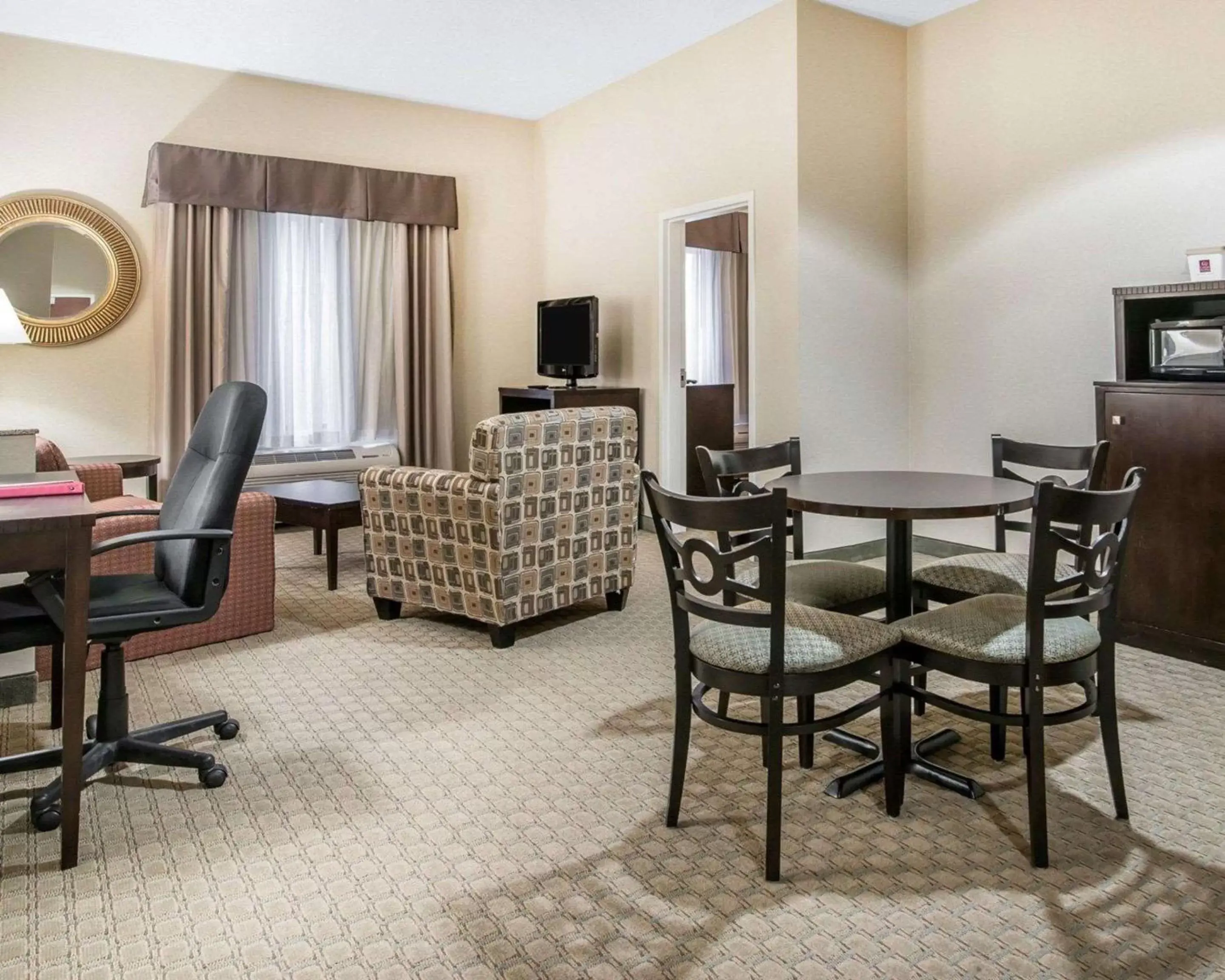 Photo of the whole room, Dining Area in Comfort Suites Vestal near University