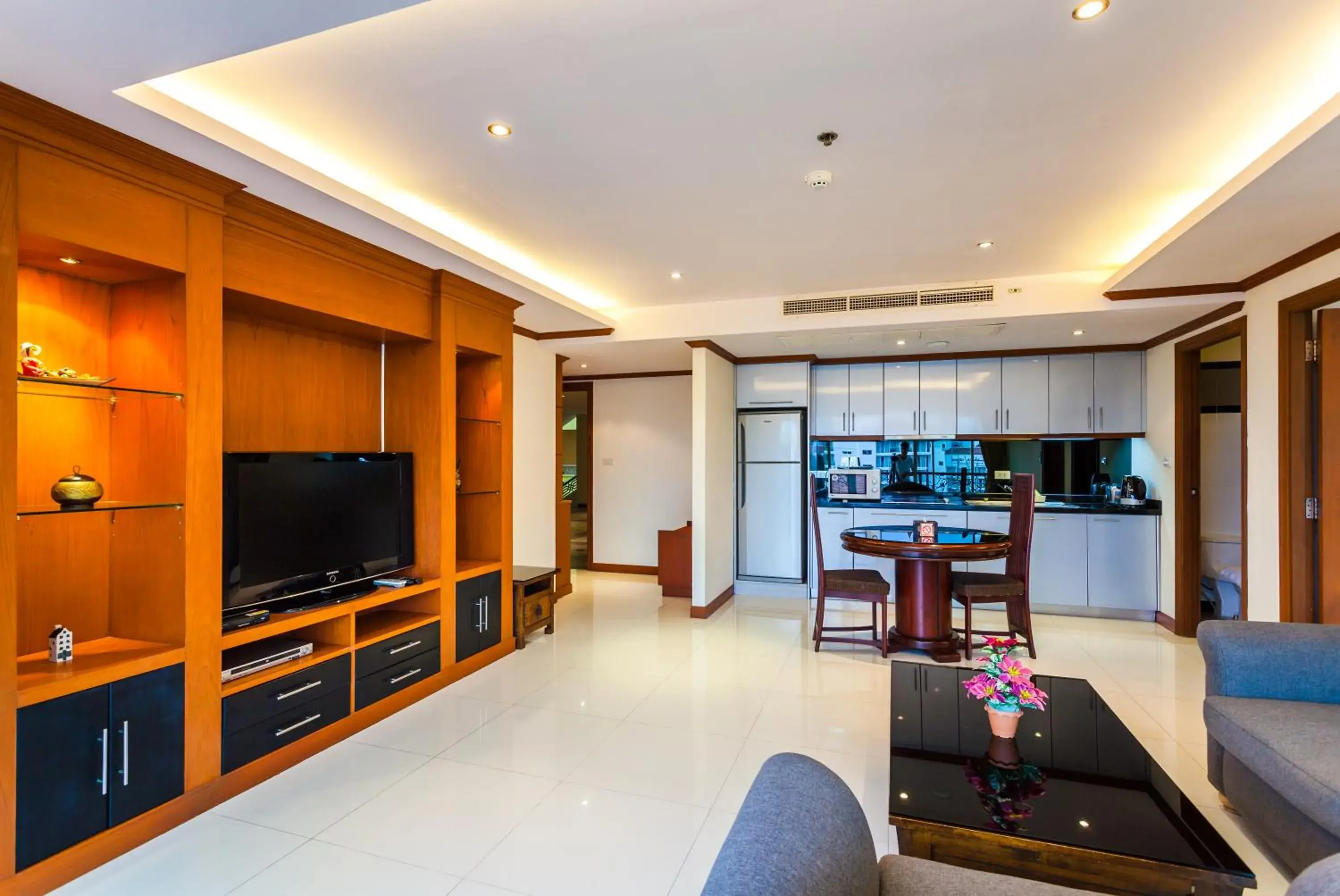 Communal lounge/ TV room, TV/Entertainment Center in Tara Court Hotel