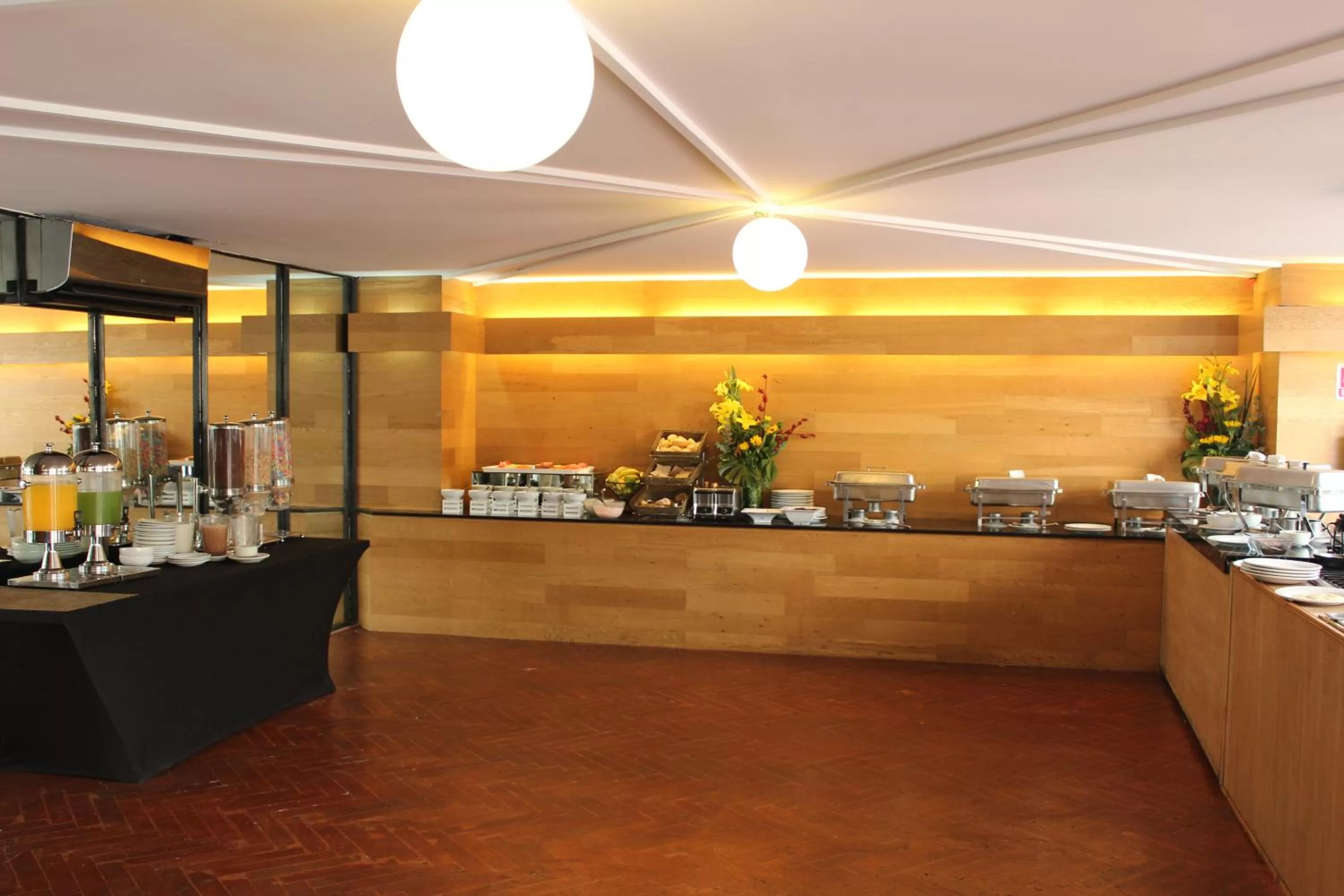 Meals in Hotel El Ejecutivo by Reforma Avenue