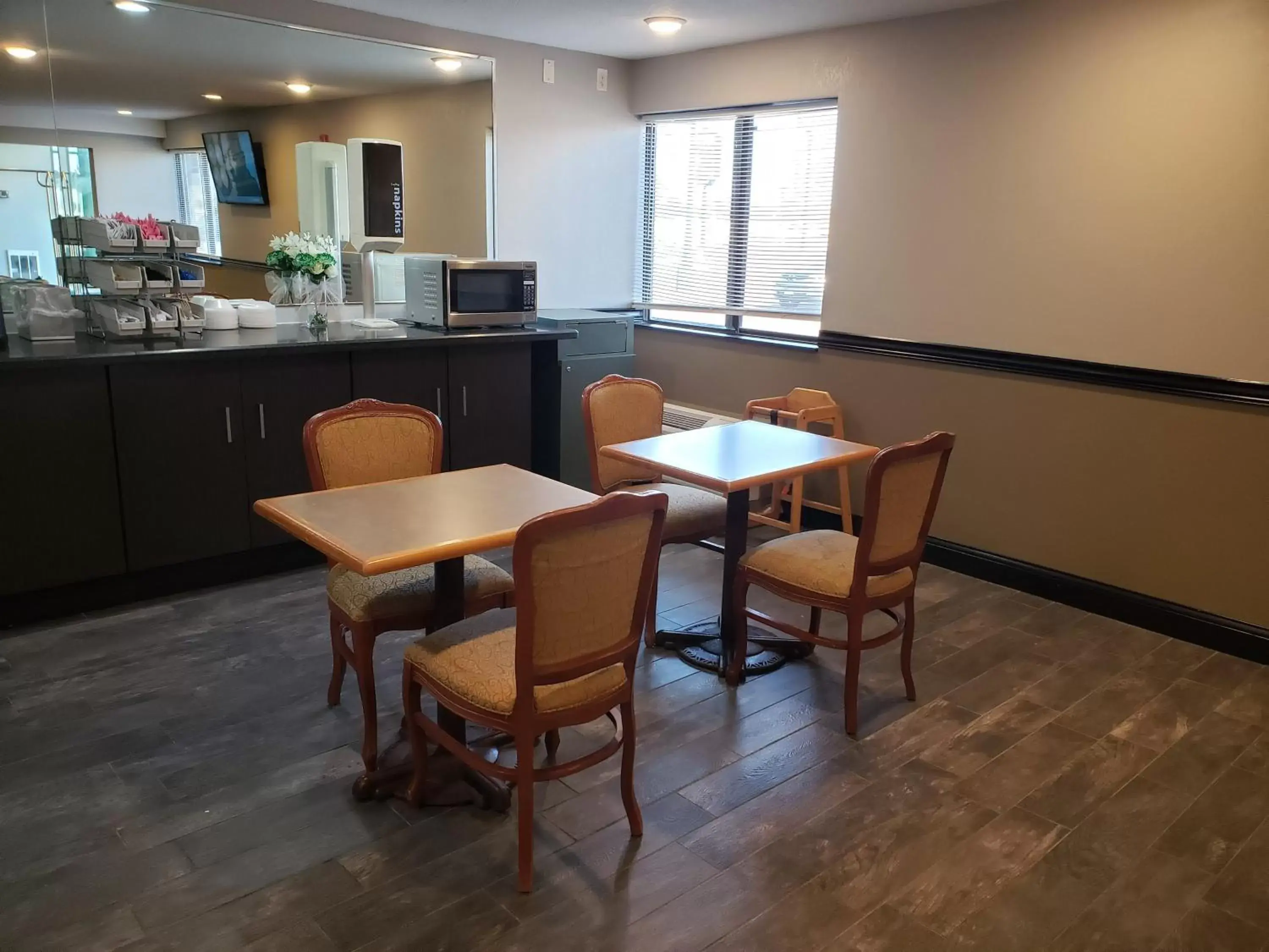 Dining area, Restaurant/Places to Eat in Travelodge by Wyndham Brooklyn Center