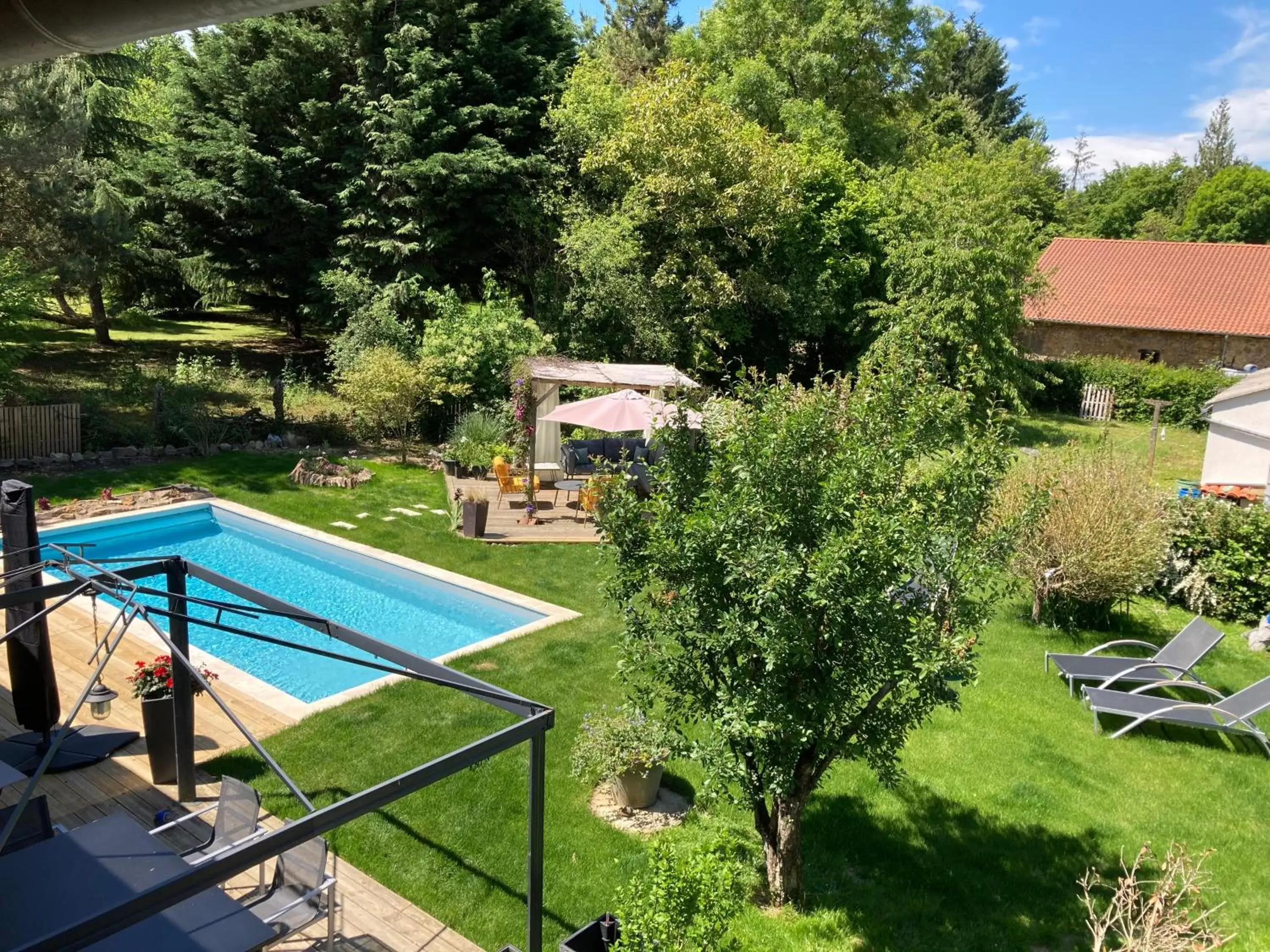 Pool View in Les Chambres Lauryvan