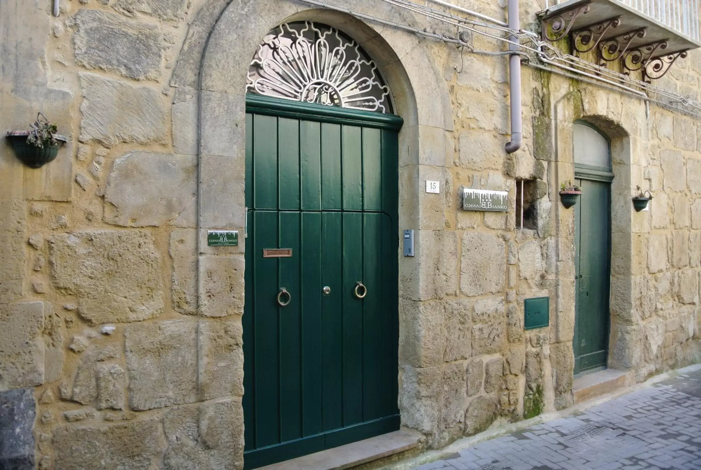 Facade/entrance in Bianko EcoChic & L'Angolo di Levante