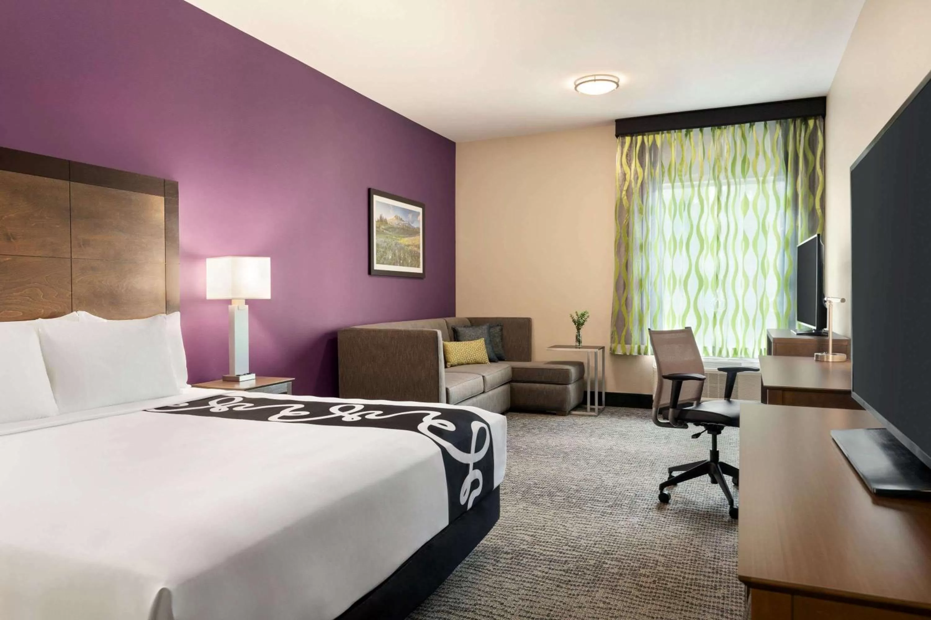 Photo of the whole room, Bed in La Quinta Inn & Suites by Wyndham Burlington