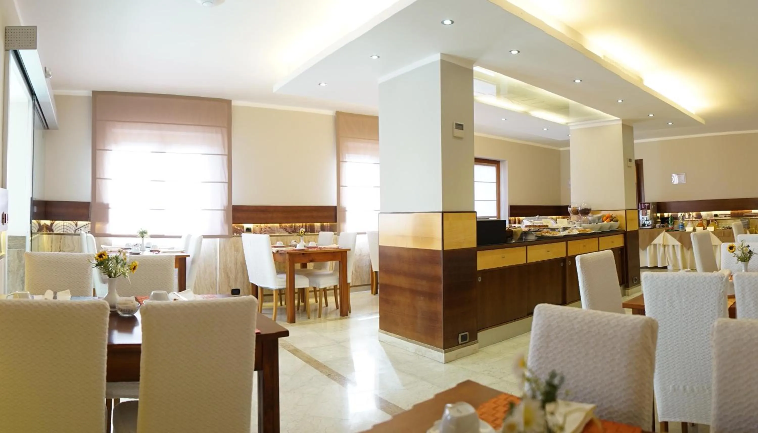 Restaurant/places to eat in Suites & Residence Hotel