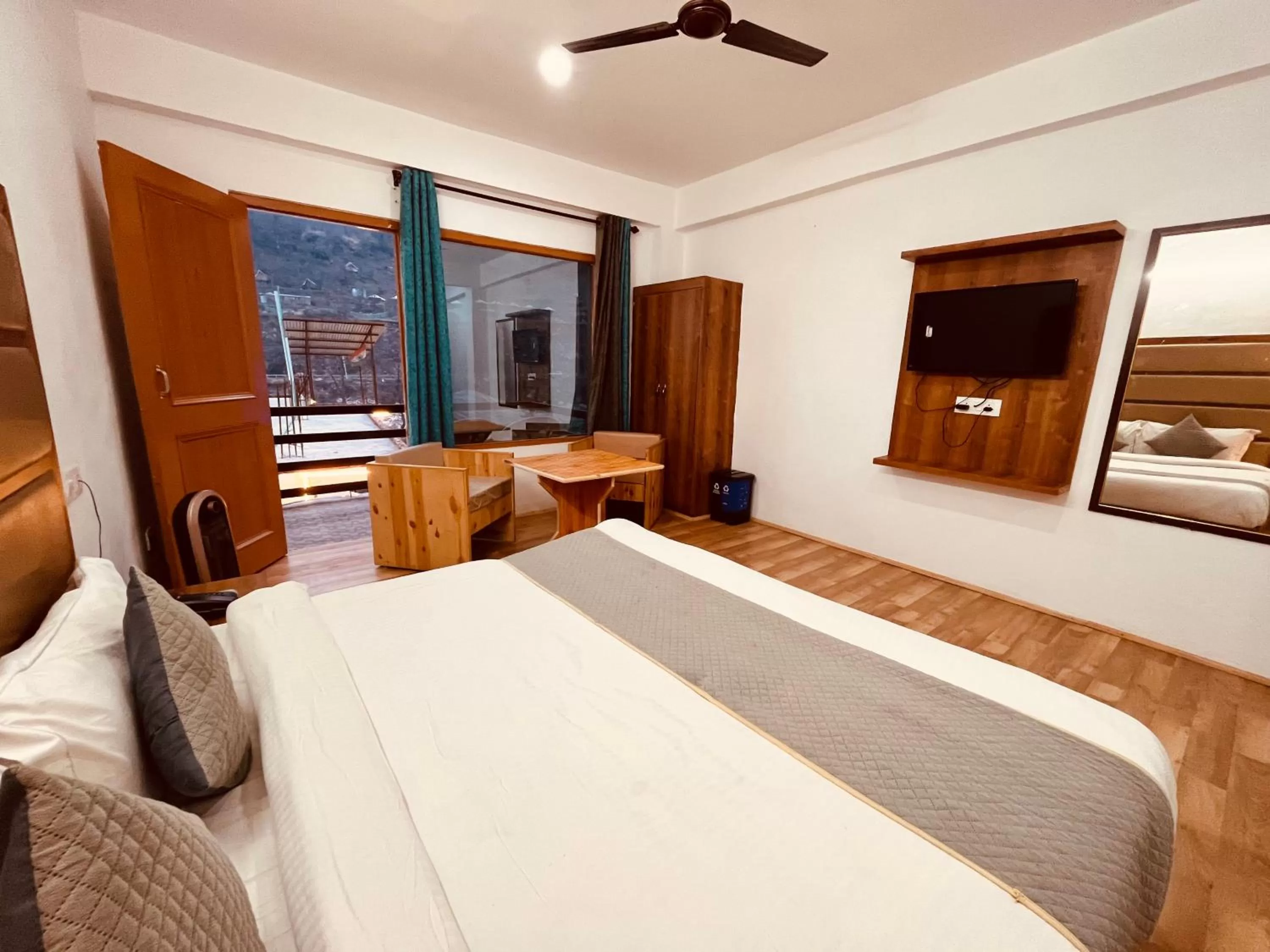 Himalayan Riverside Resort, Manali