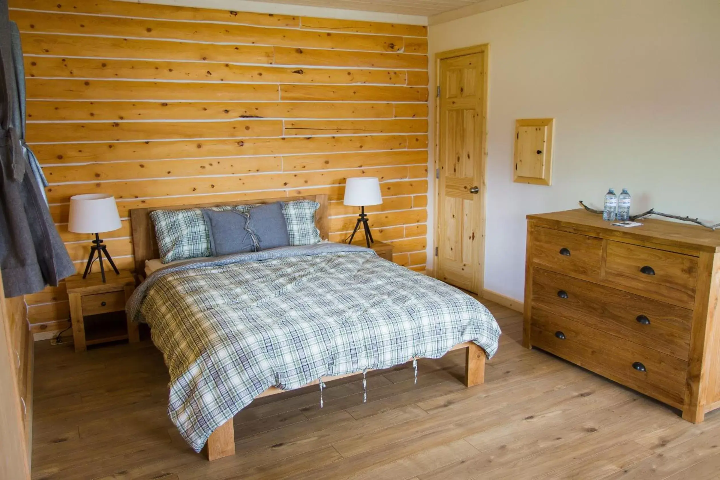 Bedroom, Bed in Southern Lakes Resort