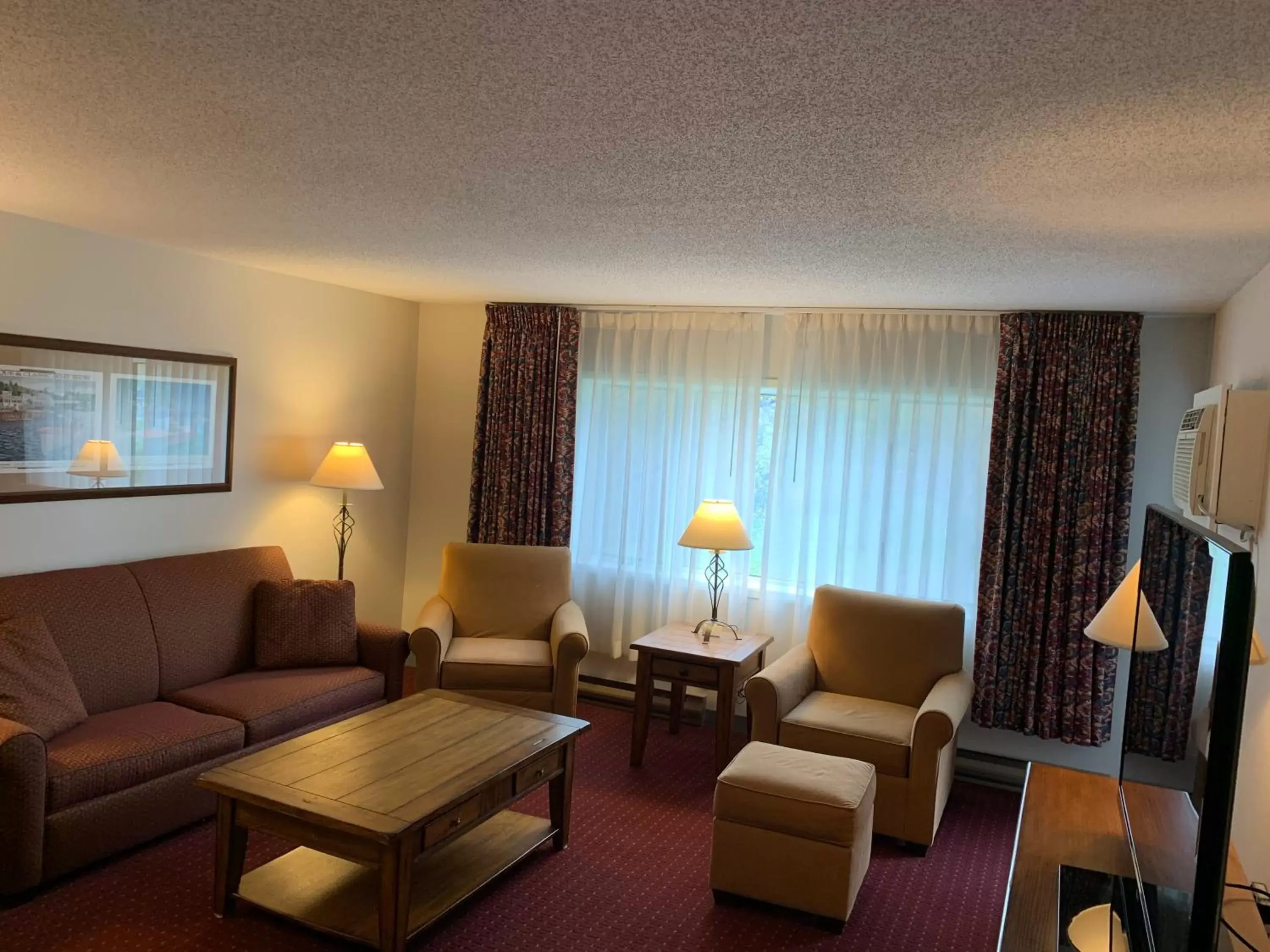 Living room, Seating Area in Fireside Inn & Suites Gilford