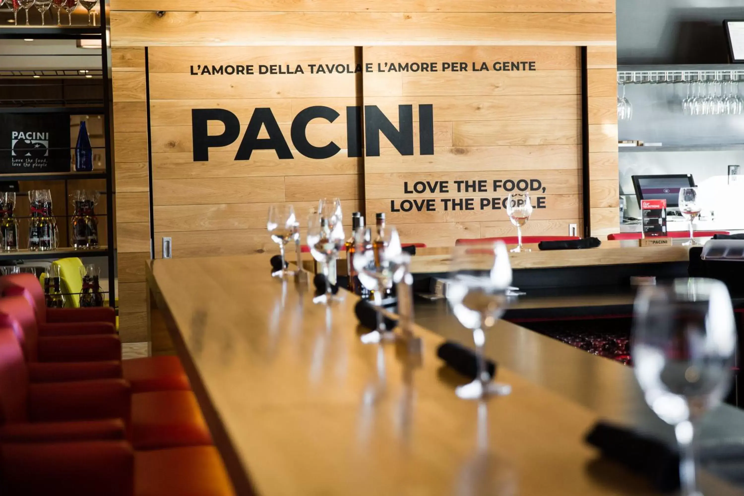 Lounge or bar in Holiday Inn Hotel & Suites Calgary South - Conference Ctr by IHG Lounge or bar in Holiday Inn Hotel & Suites Calgary South - Conference Ctr by IHG