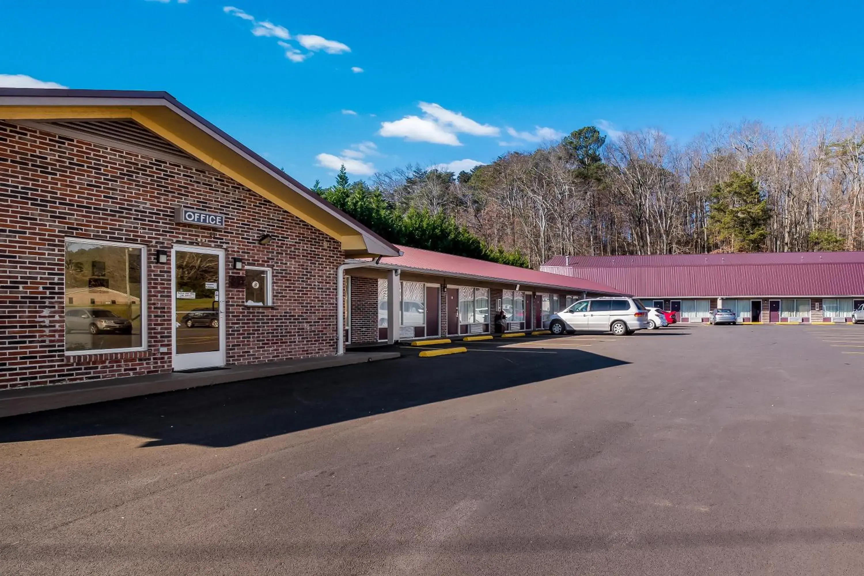 Property Building in Knights Inn - Cleveland