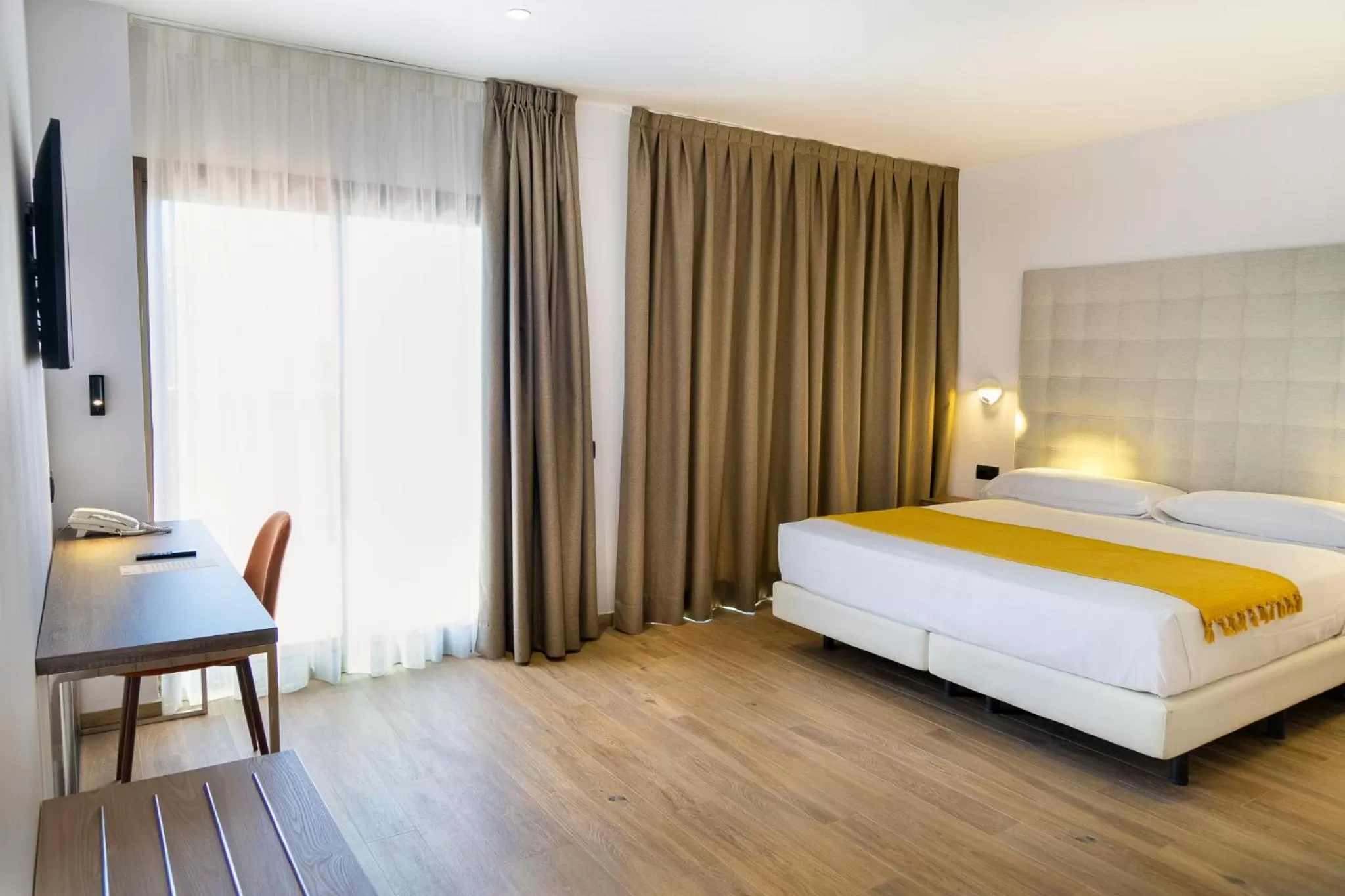 Photo of the whole room, Bed in Caledonian