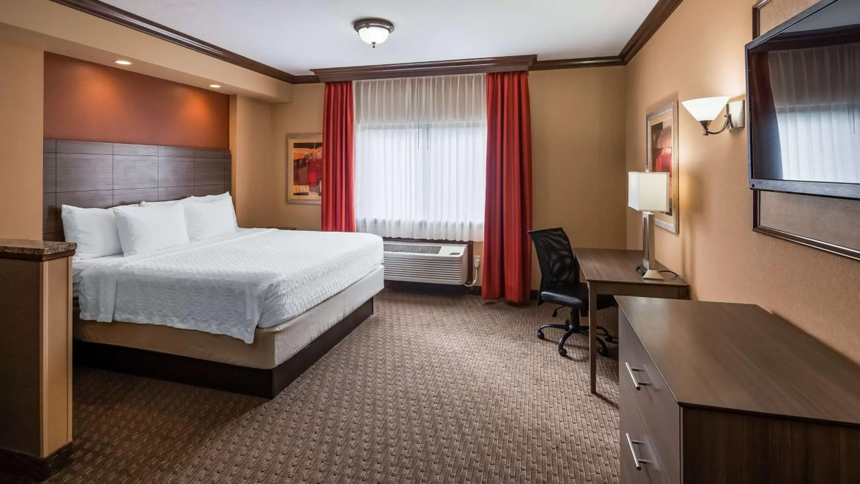 Bed, TV/Entertainment Center in Best Western Plus North Canton Inn & Suites