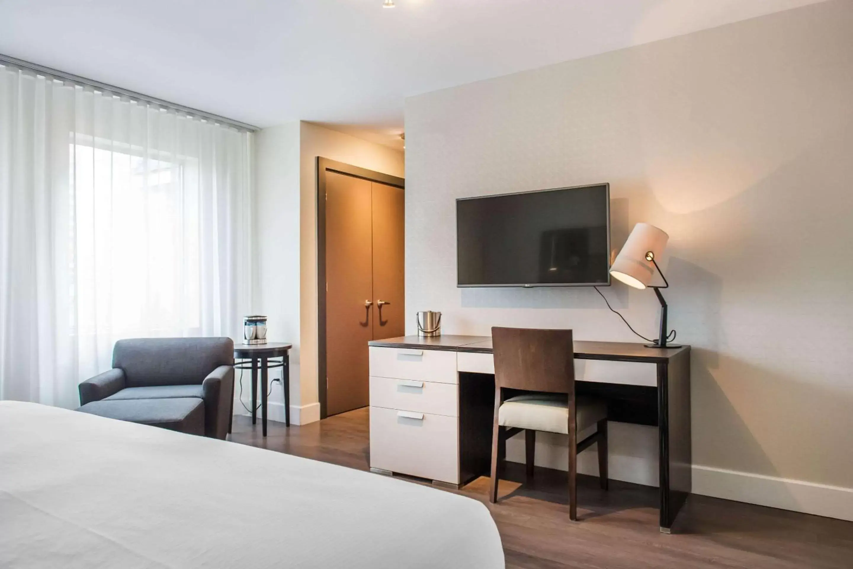King Room - Non Smoking in Les Suites Victoria, Ascend Hotel Collection