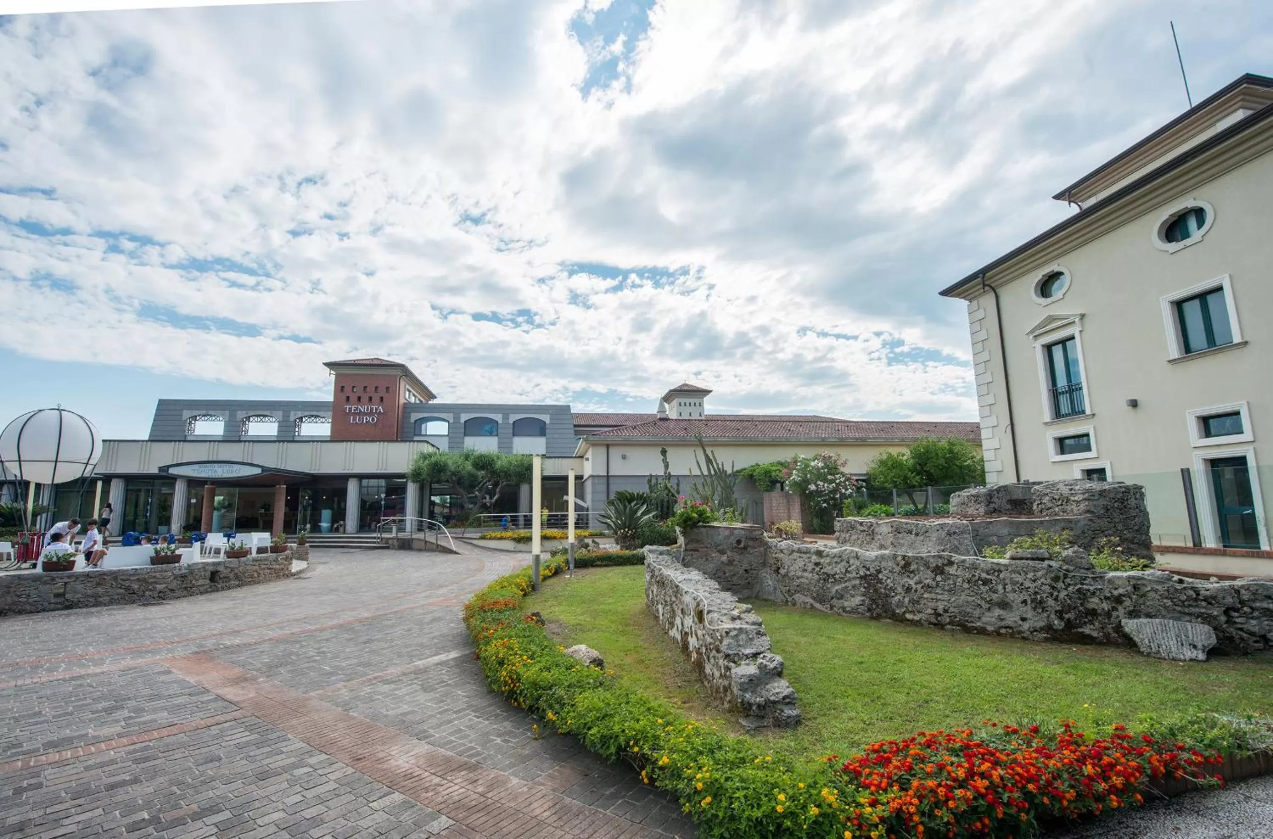 Facade/entrance in Grand Hotel Paestum