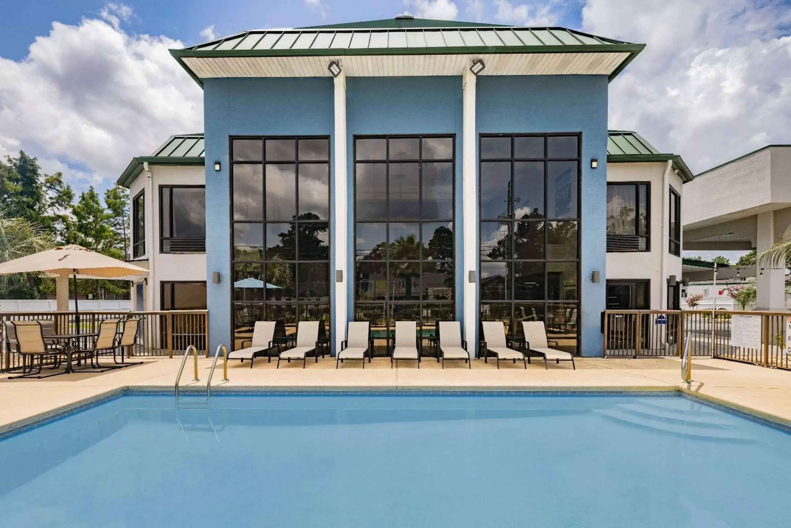 Pool view, Property Building in Days Inn & Suites by Wyndham Savannah Midtown