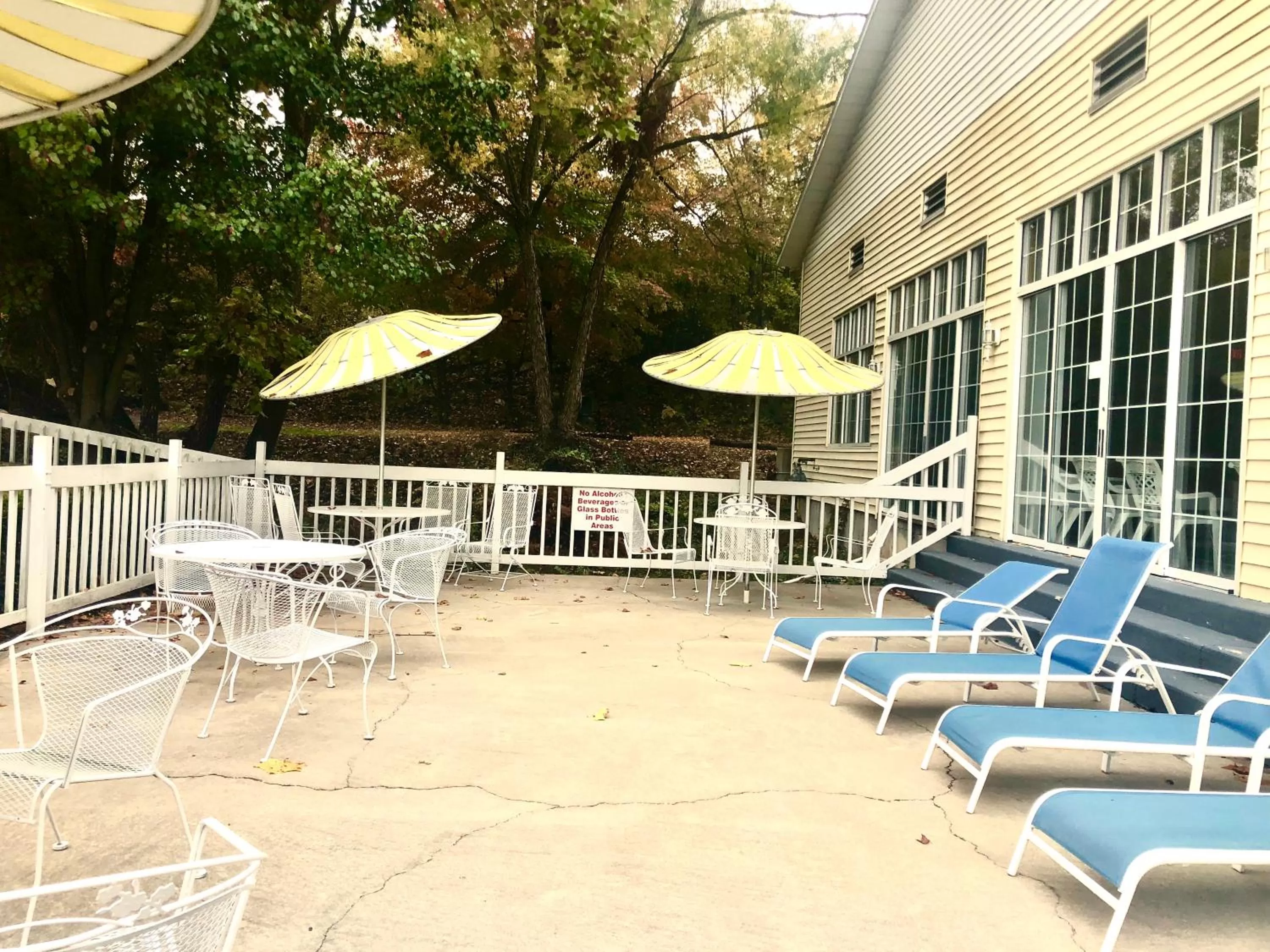 Patio in Honeysuckle Inn & Conference Center