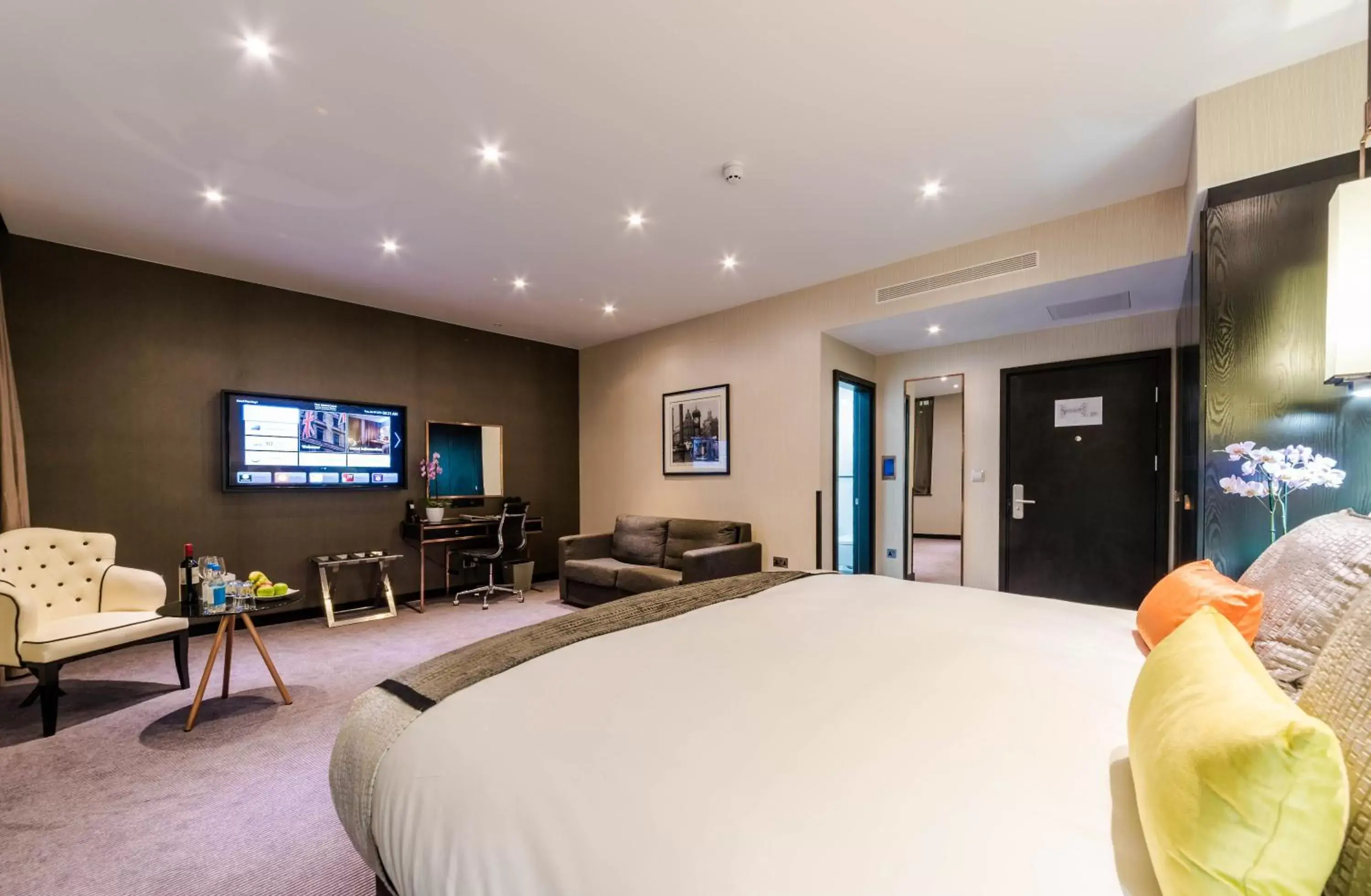 TV and multimedia in Montcalm Royal London House-City of London