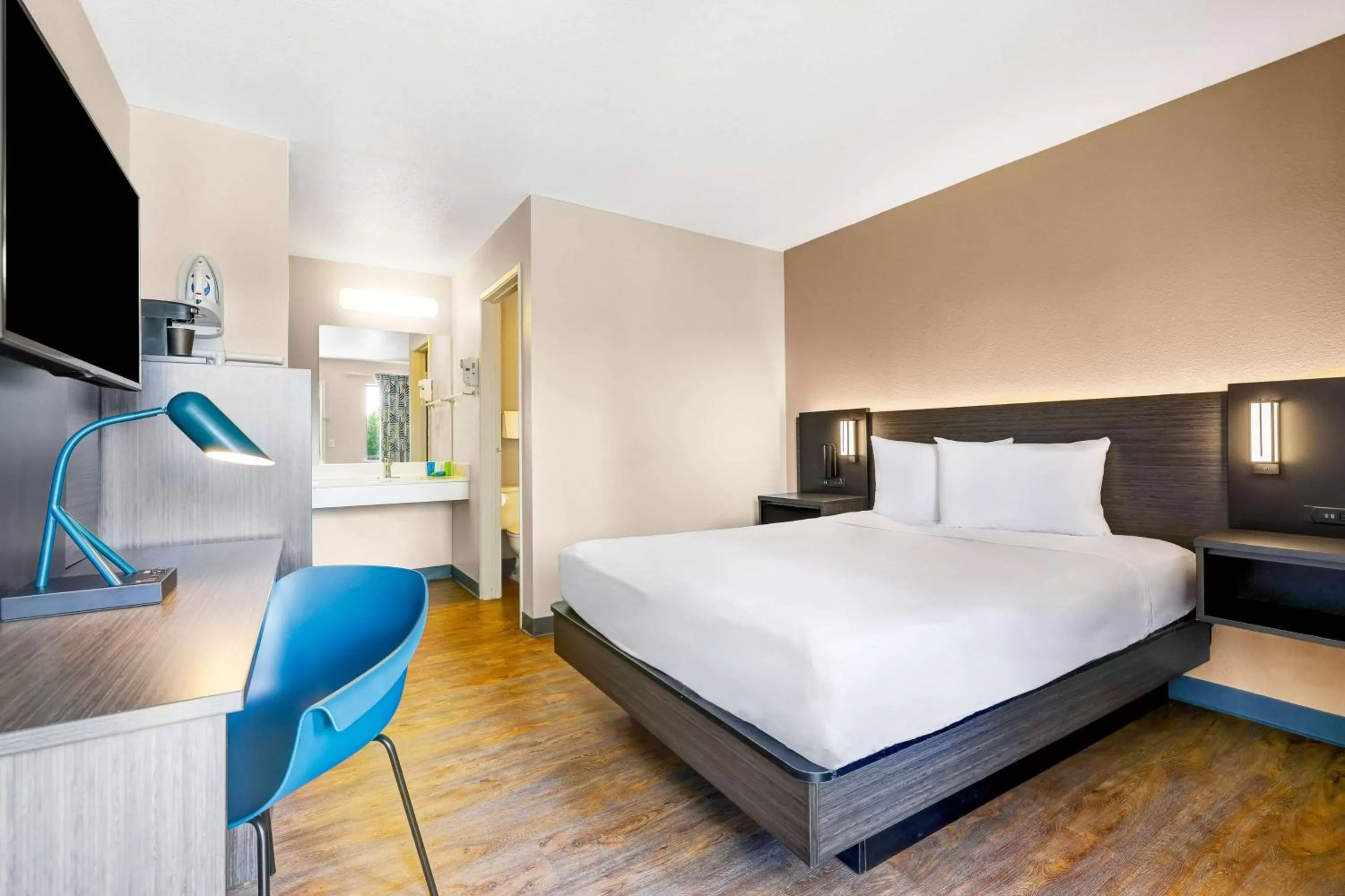 Photo of the whole room, Bed in Motel 6-Kirkland, WA - North Kirkland