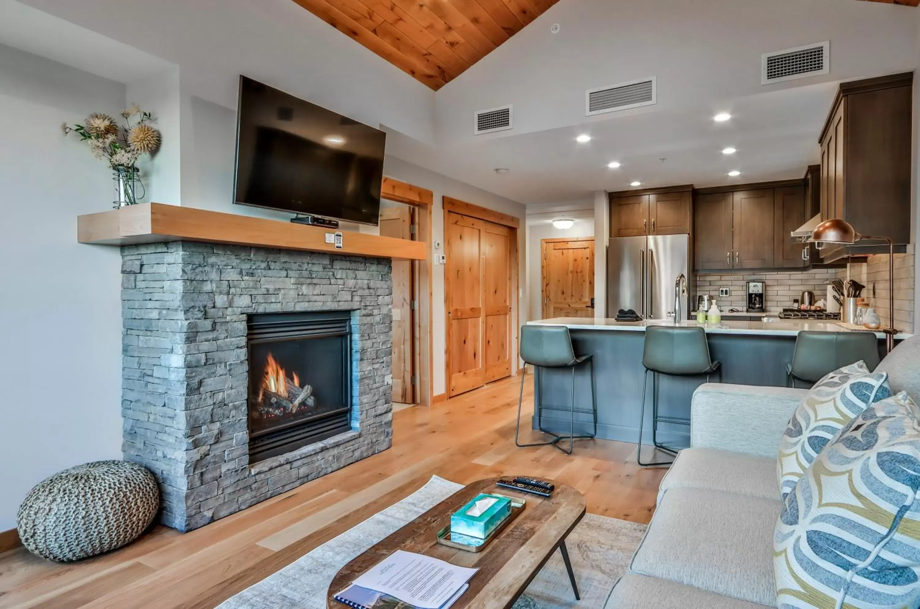 Living room, Seating Area in Tamarack Lodge by Spring Creek Vacations