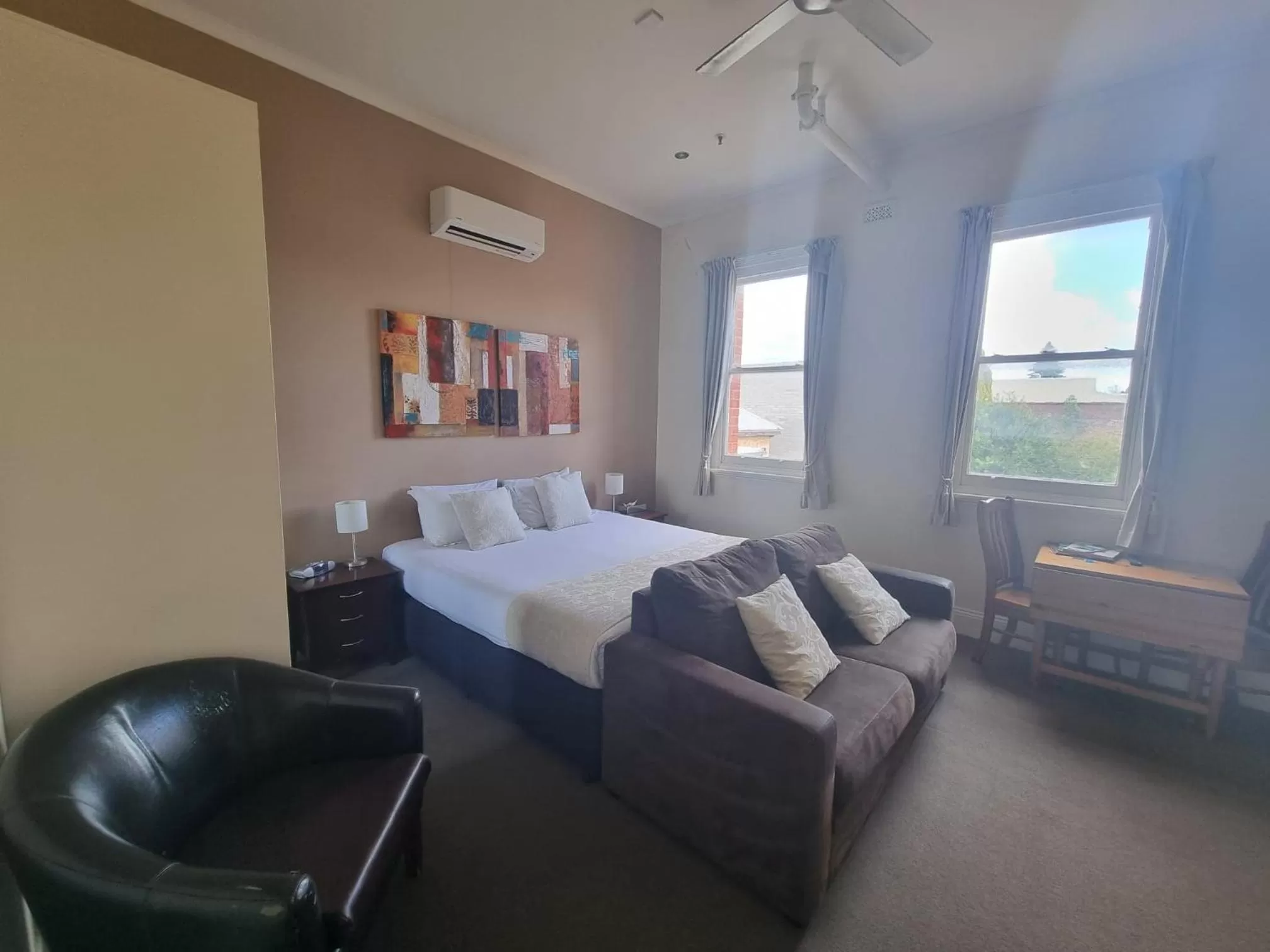 Photo of the whole room, Bed in Balcony On Sixth Lodge