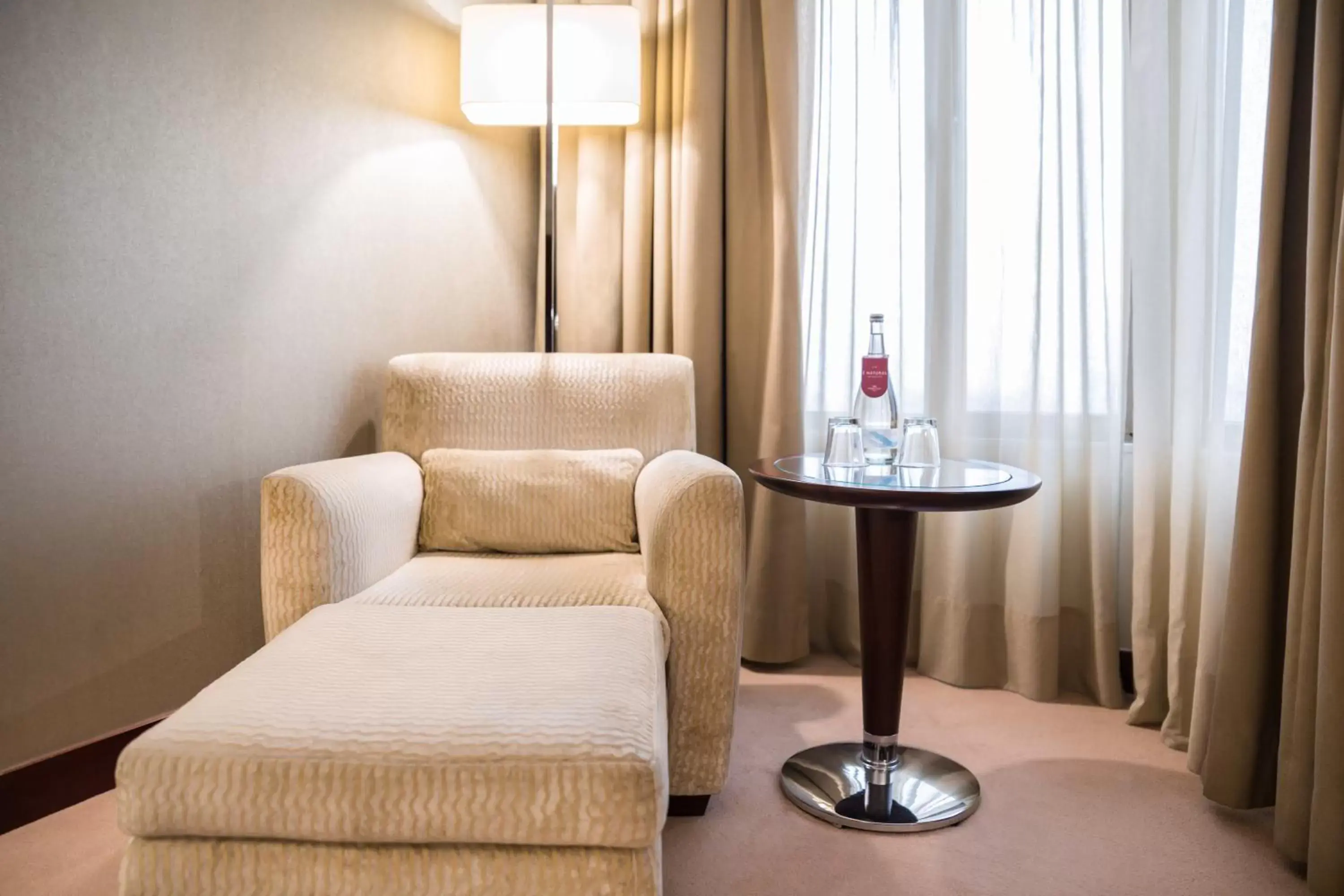 Bedroom, Seating Area in Crowne Plaza Porto, an IHG Hotel