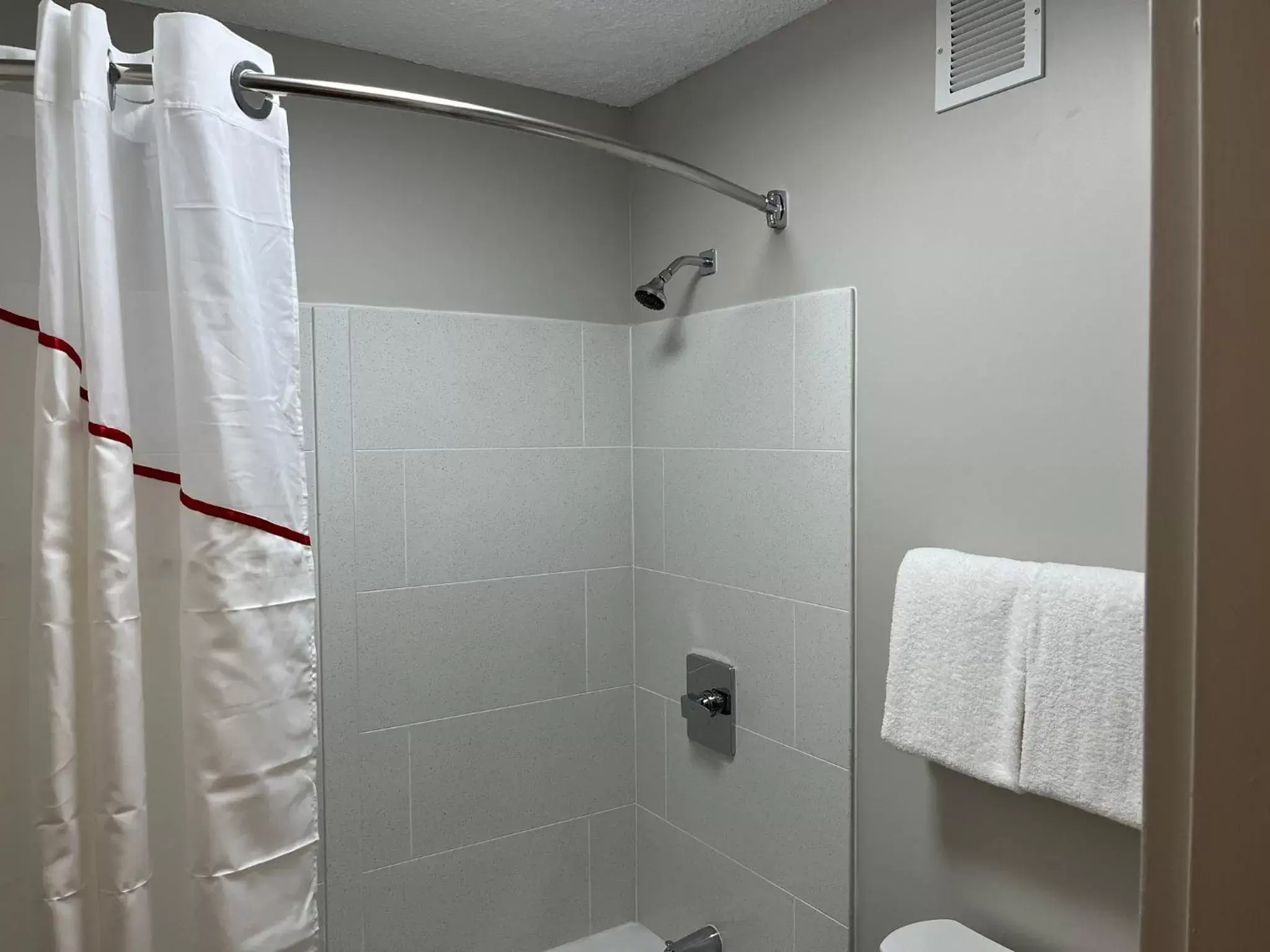 Bathroom in Red Roof Inn & Suites Wilkesboro