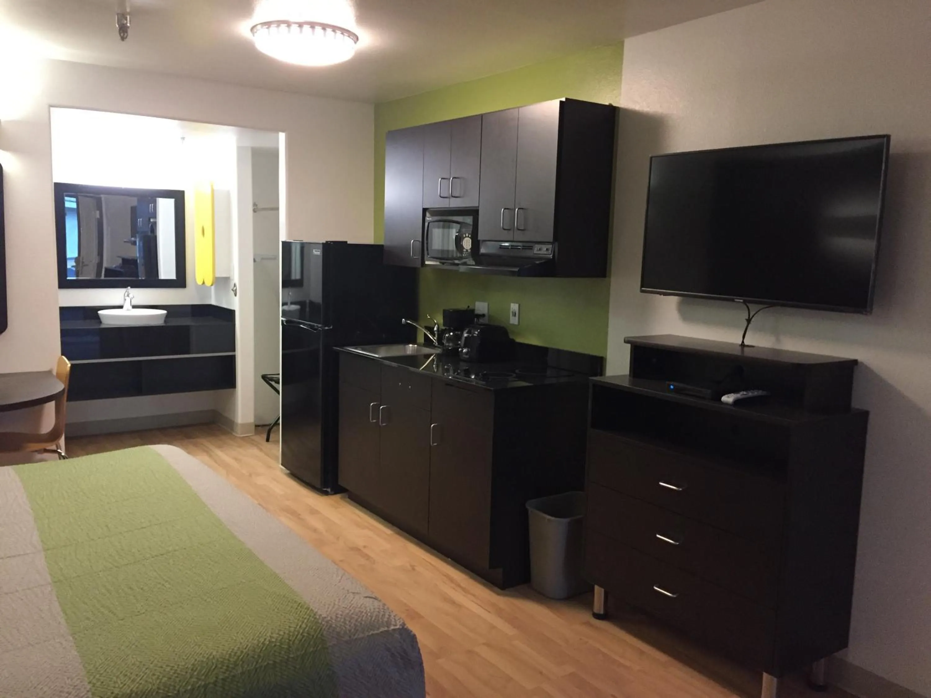 Kitchen or kitchenette, Bed in Studio 6 Victorville - Apple Valley