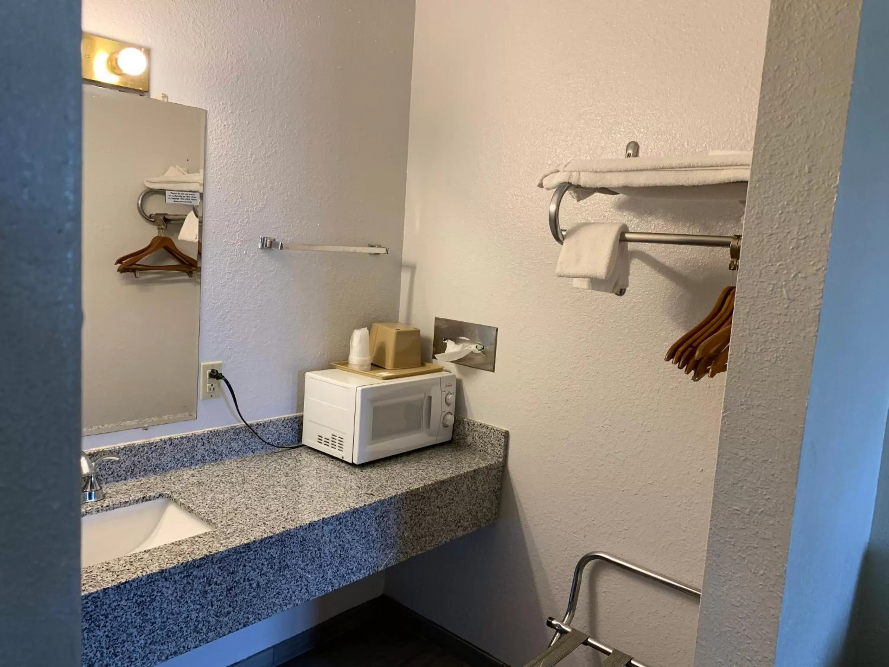 minibar, Bathroom in Landmark Inn
