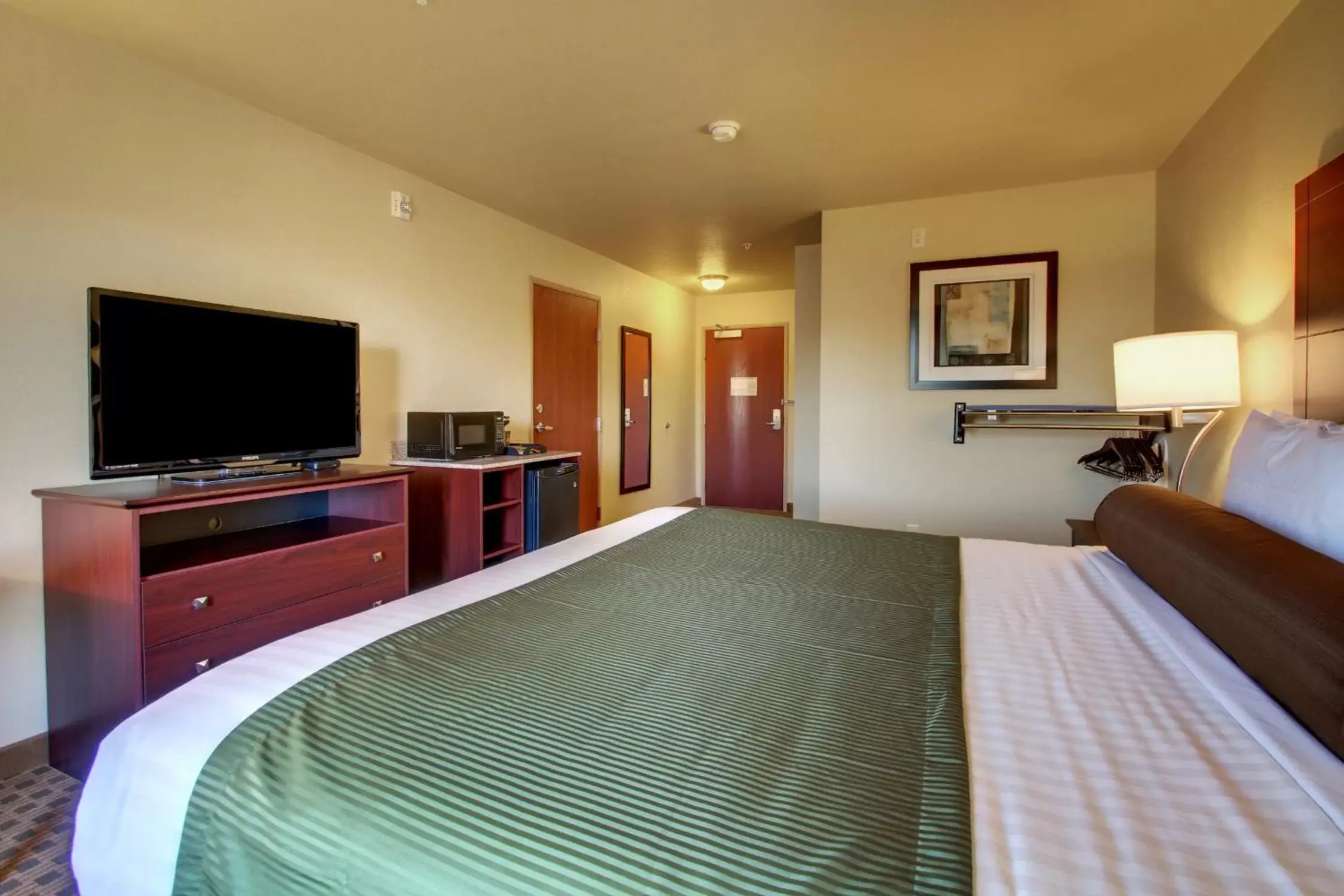 People, TV/Entertainment Center in Cobblestone Hotel & Suites - Charlestown