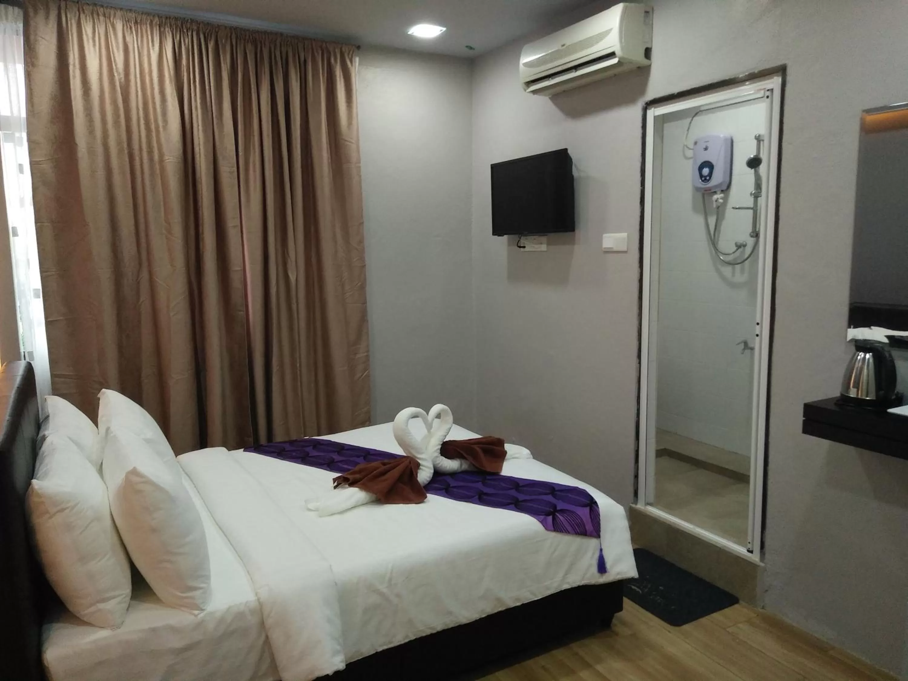 Bed in Sunset Villa Inn