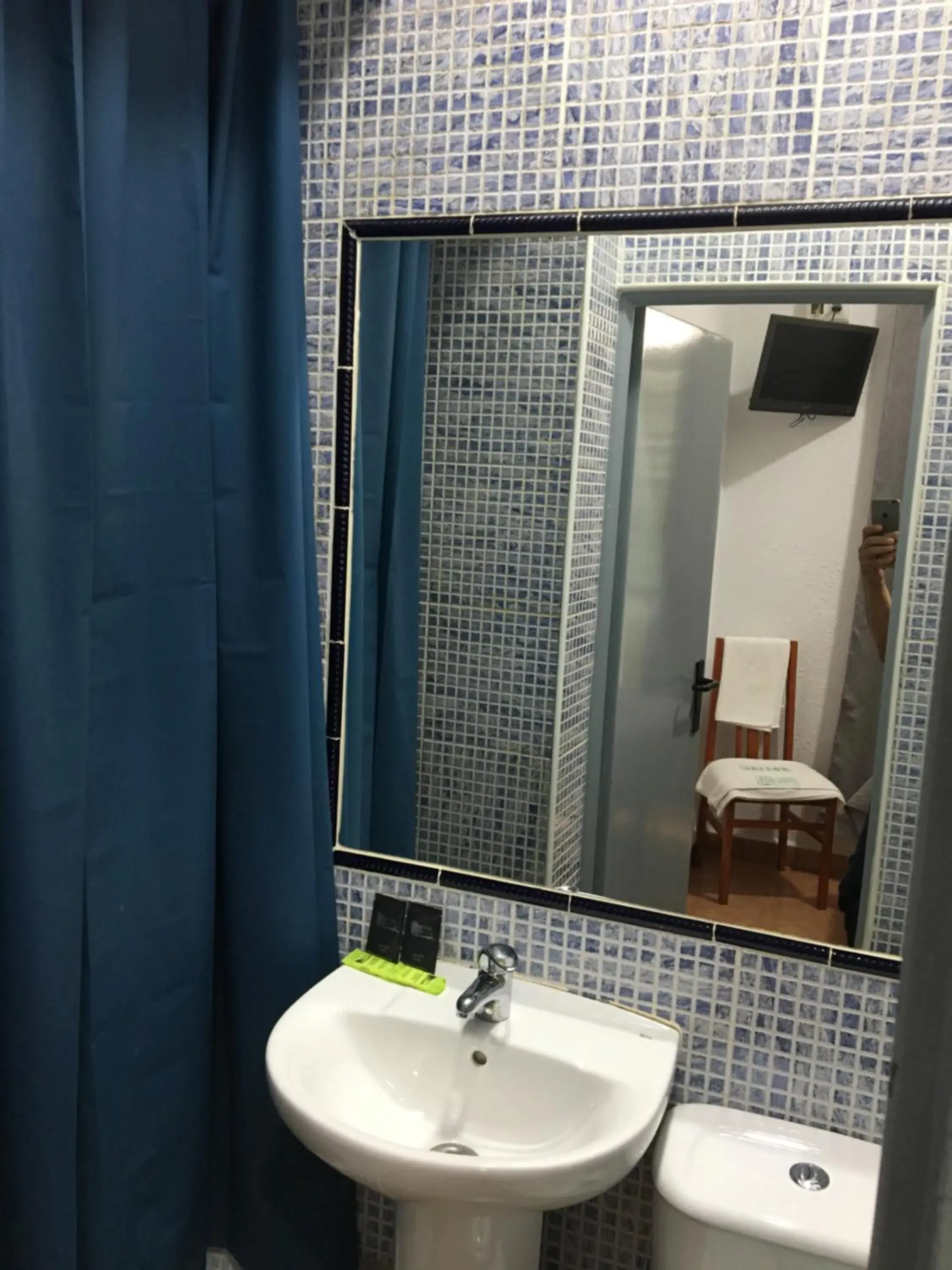 Bathroom in Hostal Alcobia