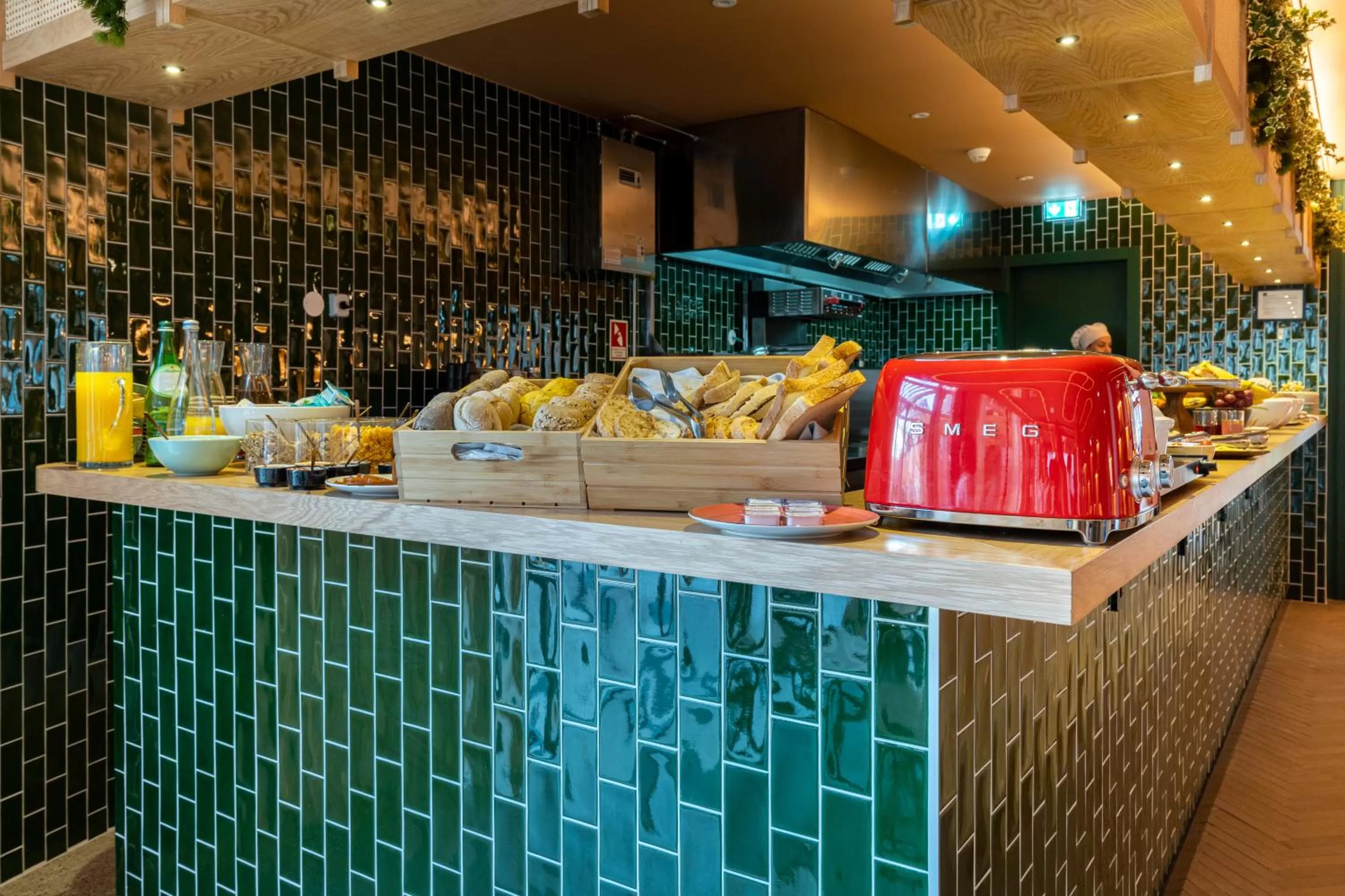 Breakfast in The Editory Garden Porto Hotel