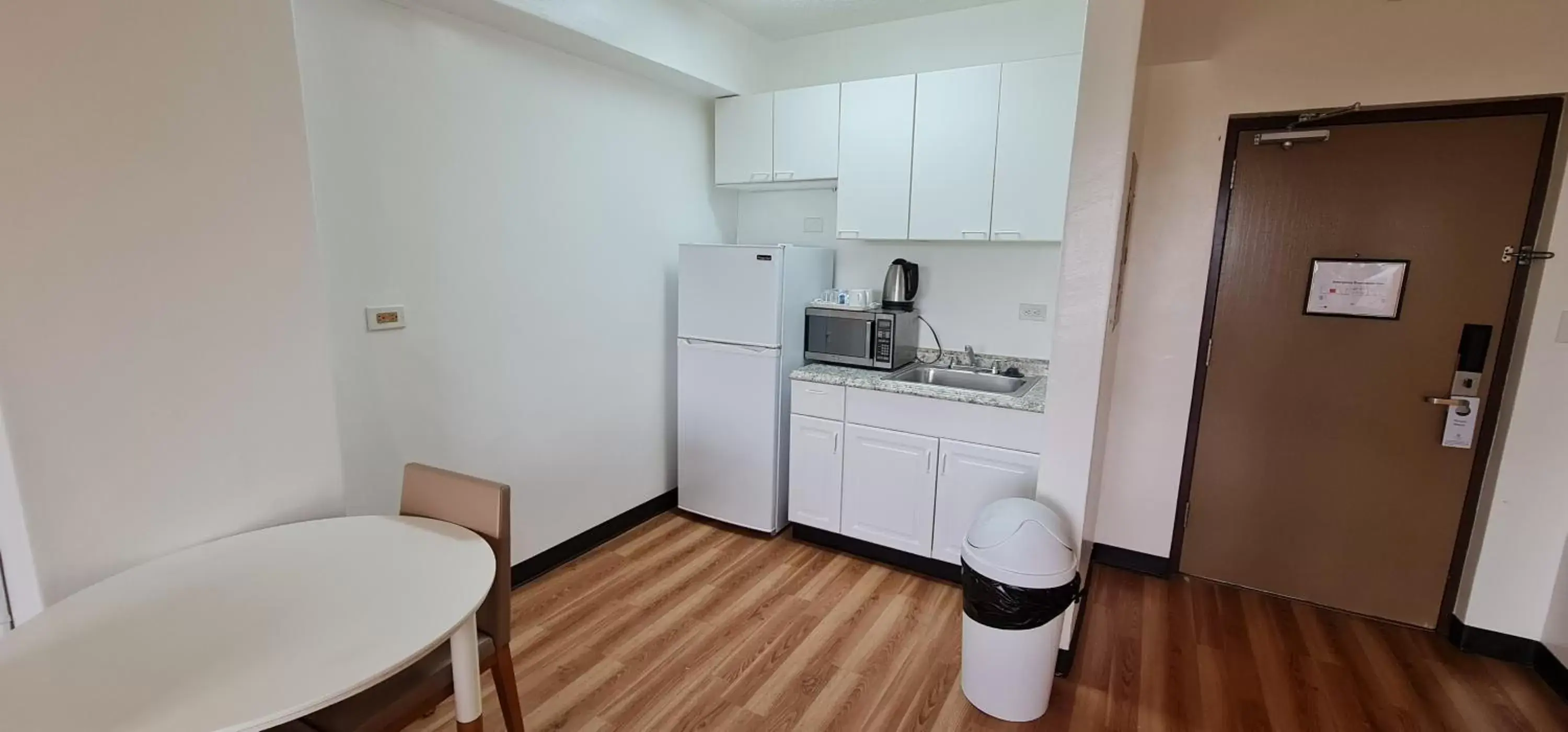 Kitchen/Kitchenette in SureStay Hotel by Best Western Guam Palmridge