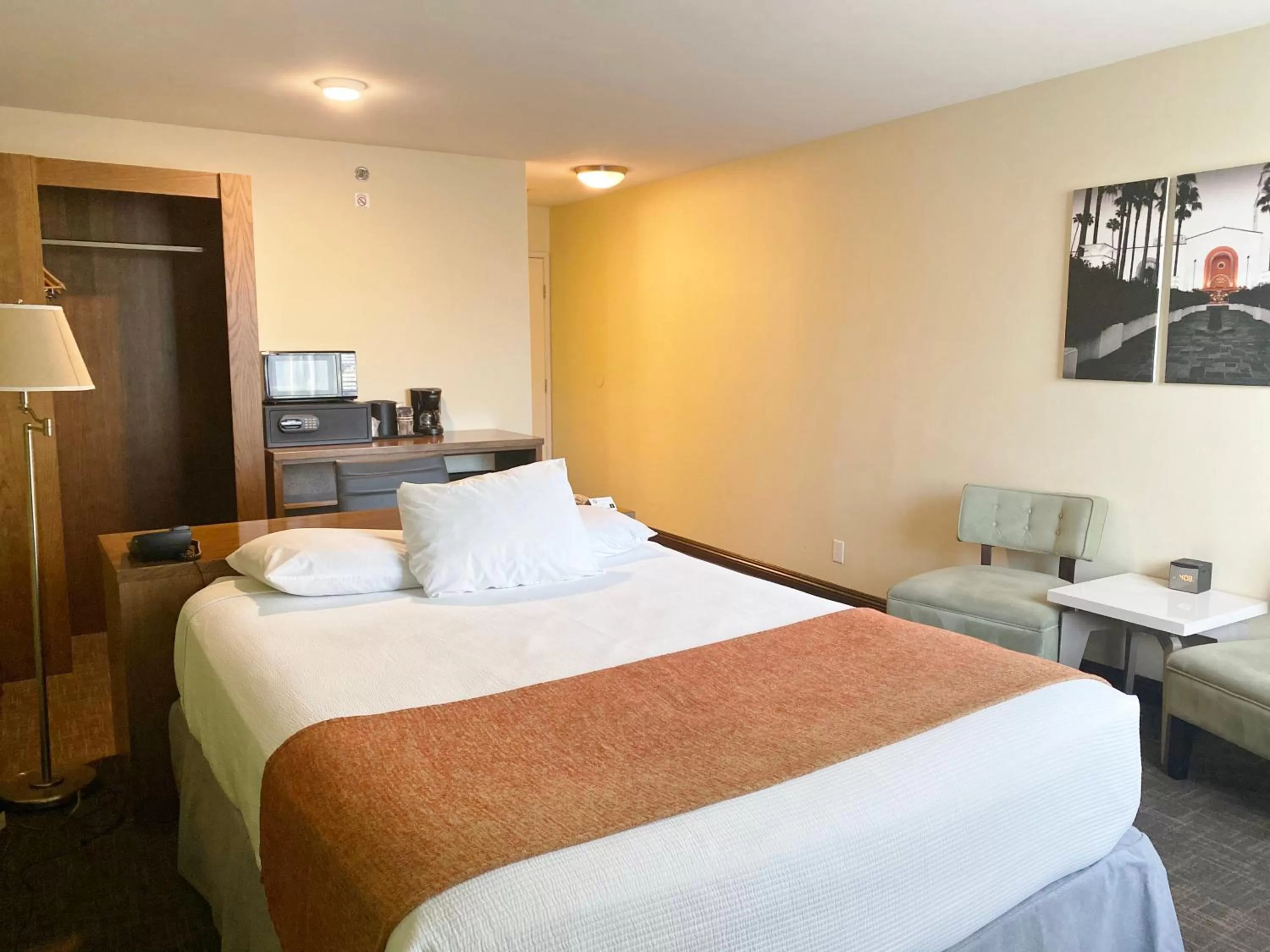 Bedroom, Bed in Redac Gateway Hotel Torrance