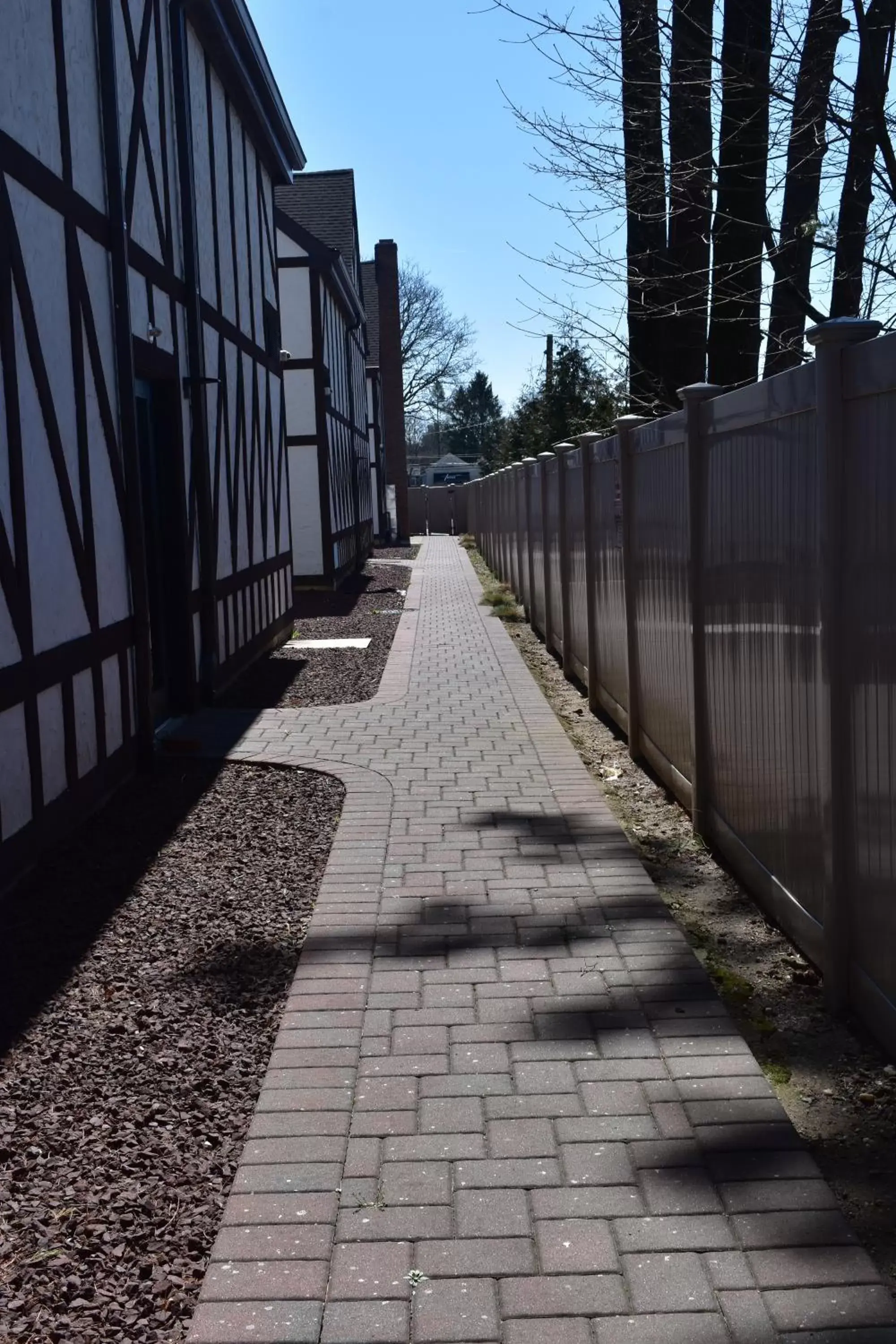 Property building in East Norwich Inn Property building in East Norwich Inn