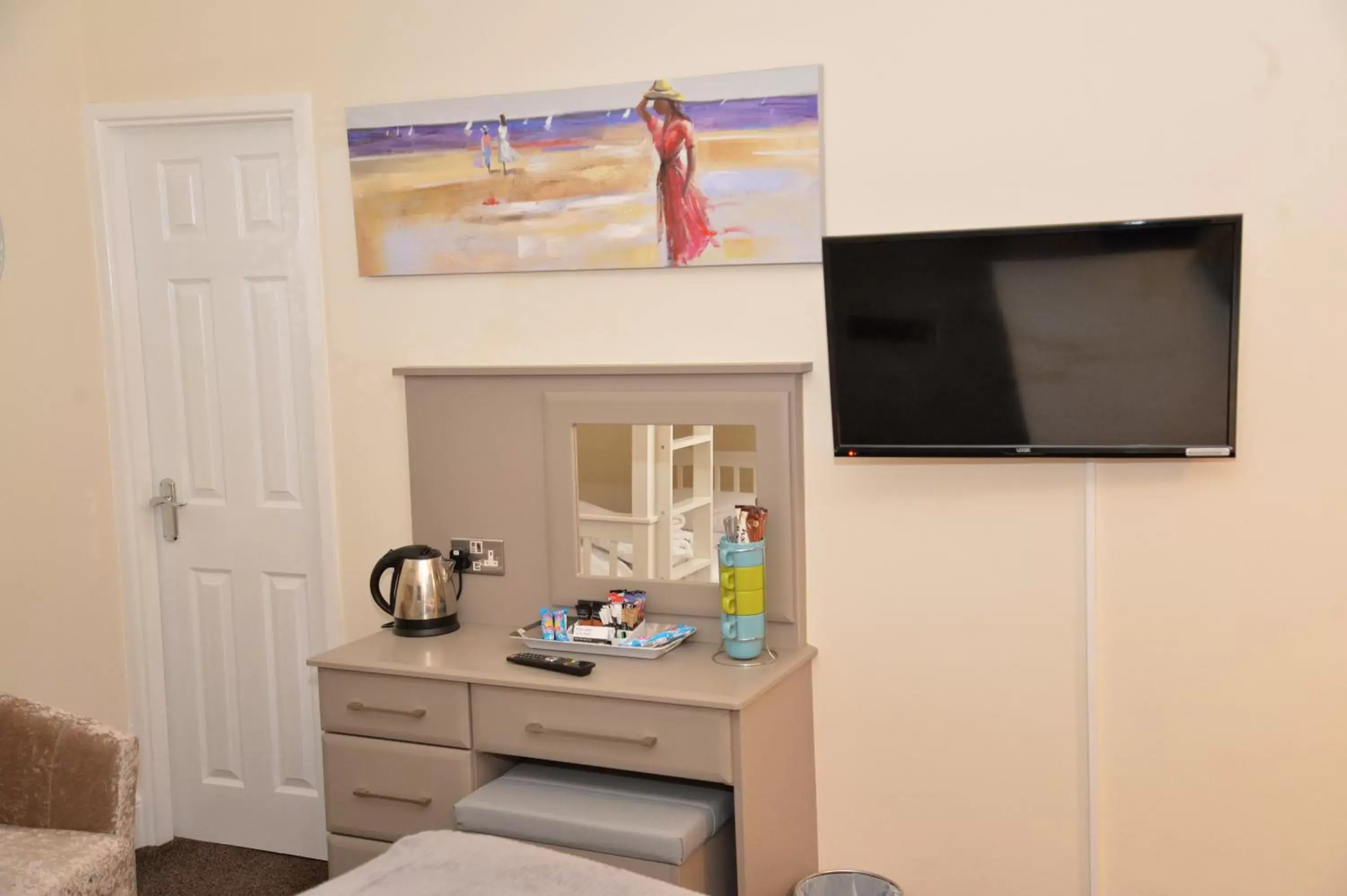 TV/Entertainment Center in Lauriston & Lawton Court Hotel