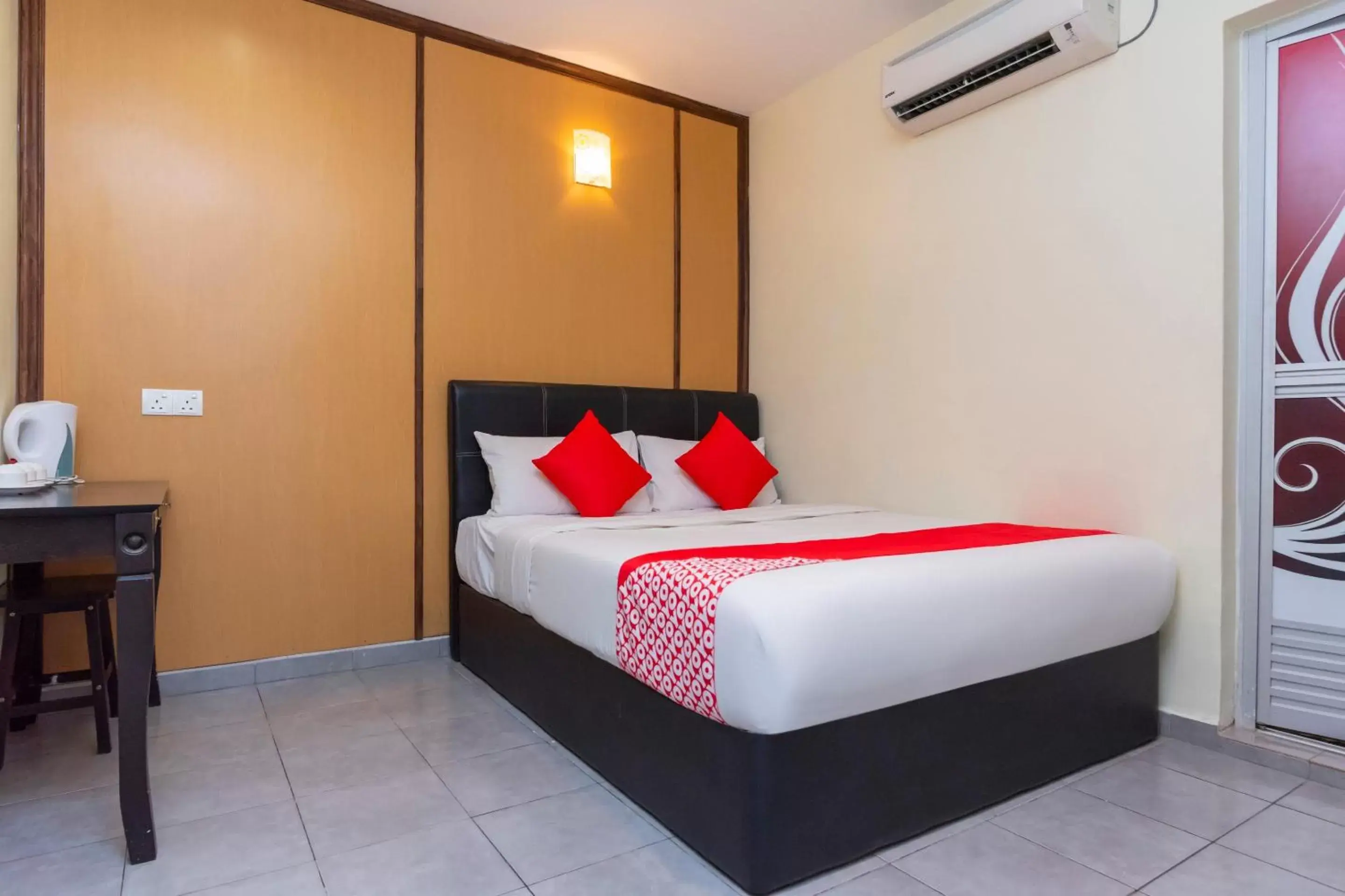 Bedroom, Bed in OYO 756 Muar City Hotel